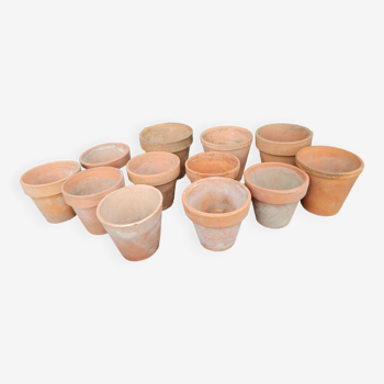 12 Petits pots anciens en terre cuite - 7,5 cm à 9 cm