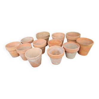 12 Petits pots anciens en terre cuite - 7,5 cm à 9 cm