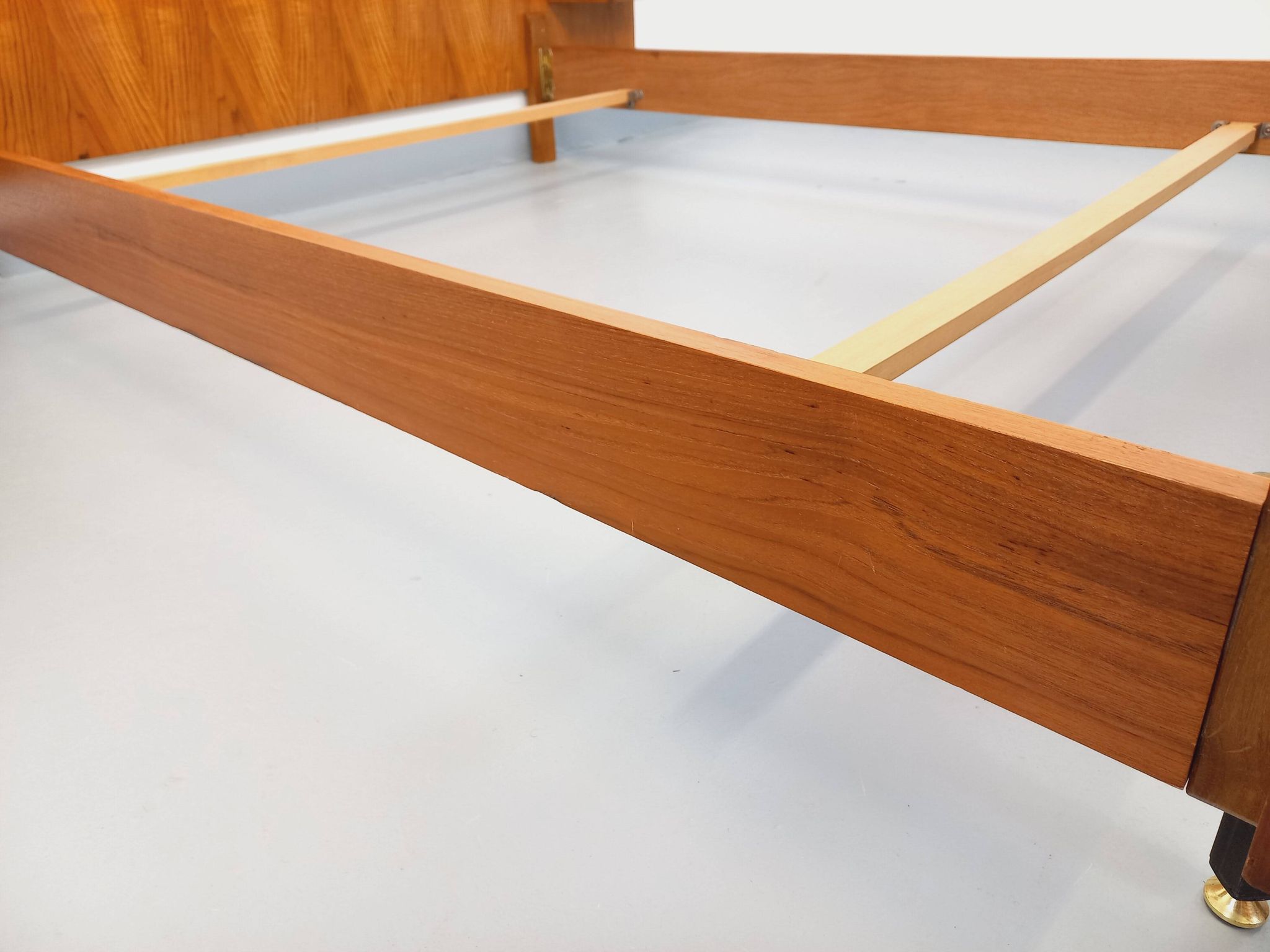 Double bed vintage modernist in teak and black metal from the 1960s with bedside tables.
