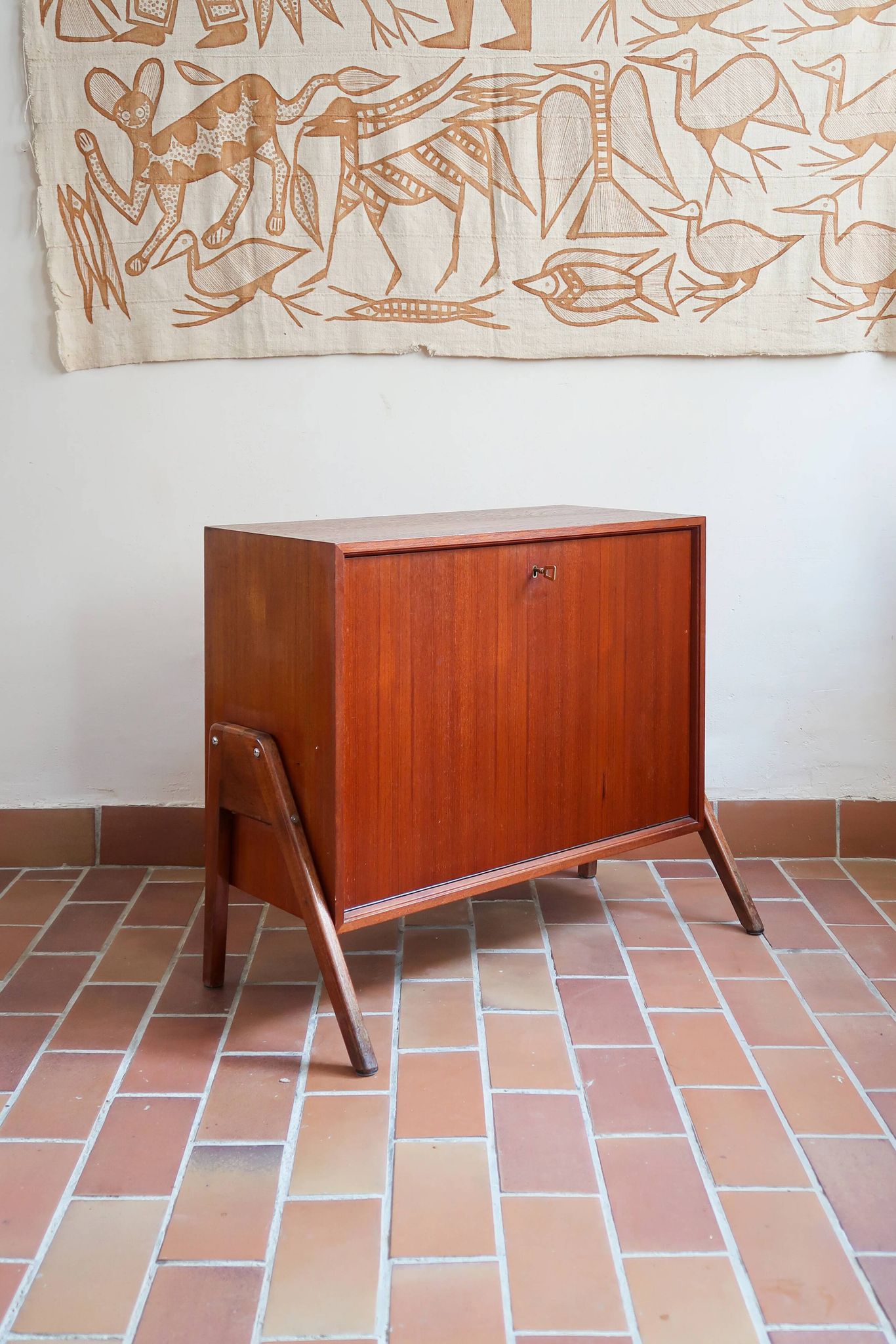 Vintage Scandinavian drop-leaf table in teak wood.