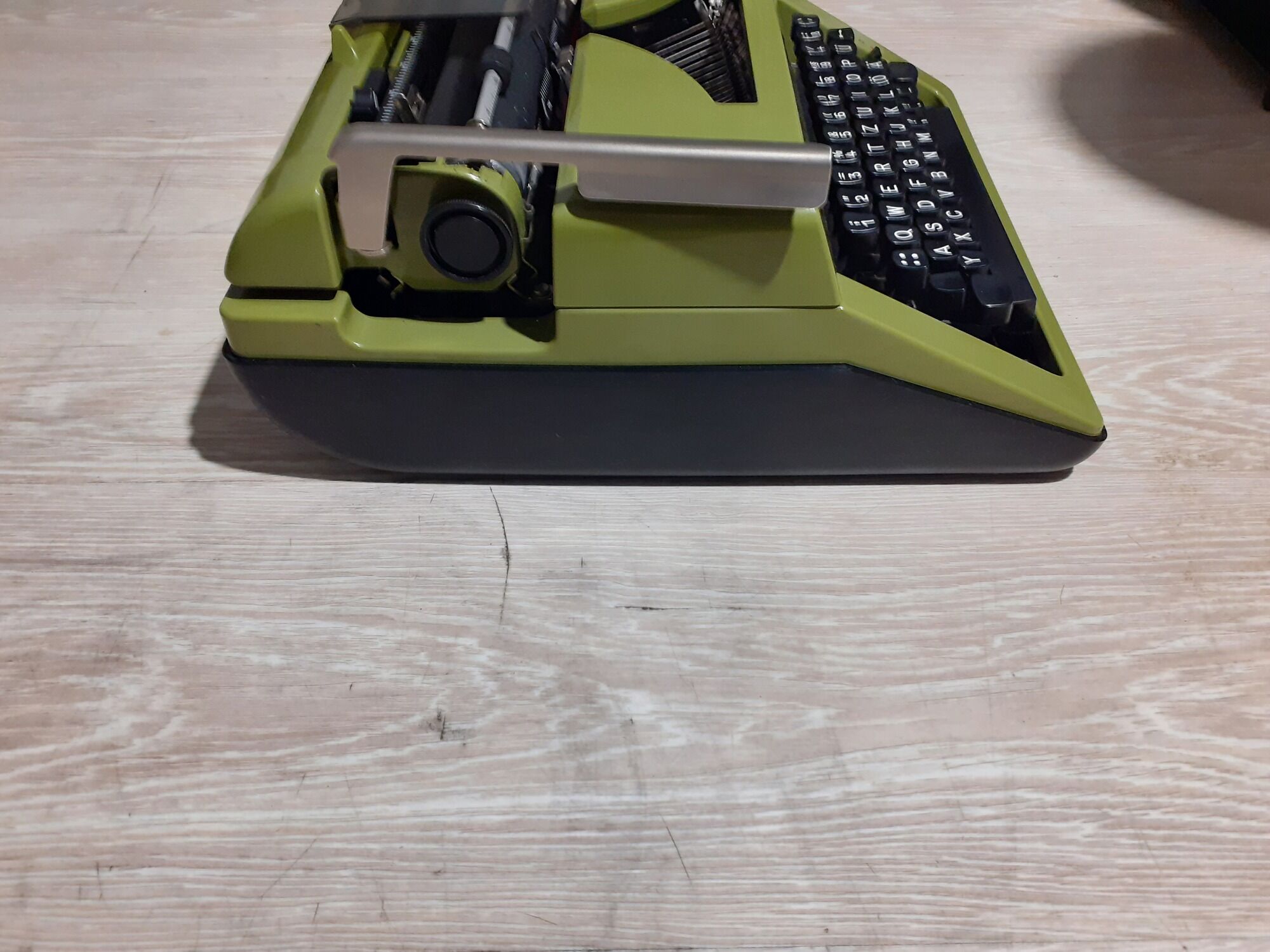 Olympia monica portable typewriter, olympia werke ag vilhelmshaven, made in united kingdom