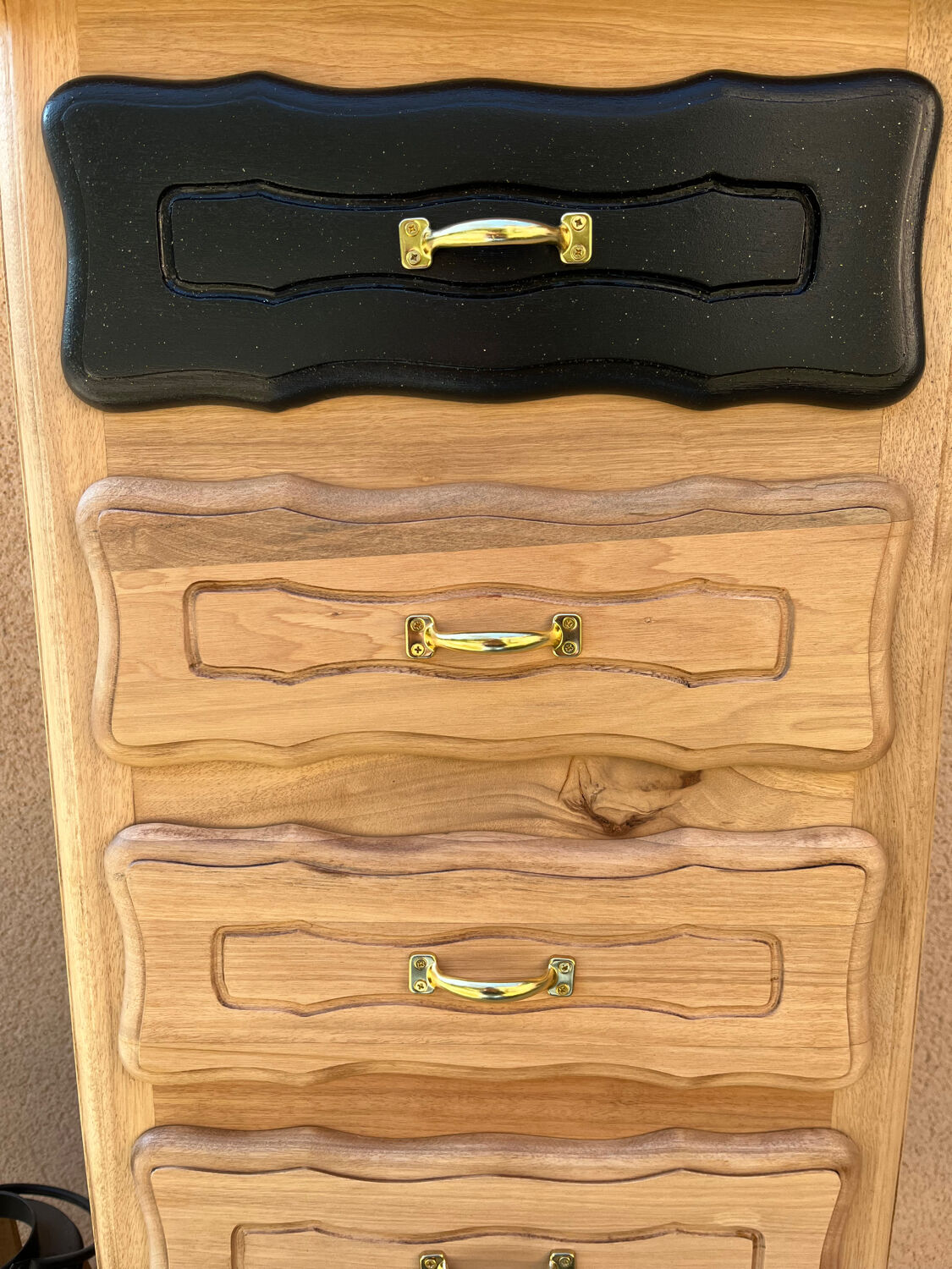 Chiffonnier 5 tiroir noir doré et bois brut