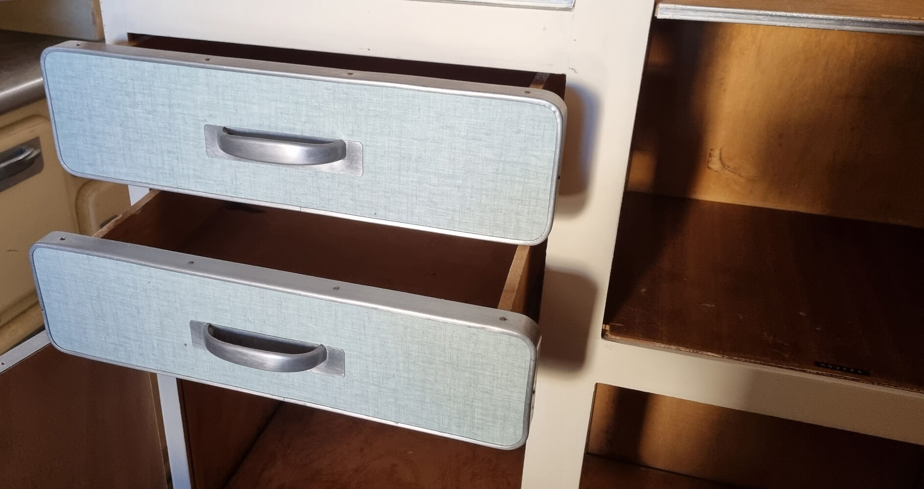 Buffet formica asymétrique, vert pâle, aluminium, vintage, années 50