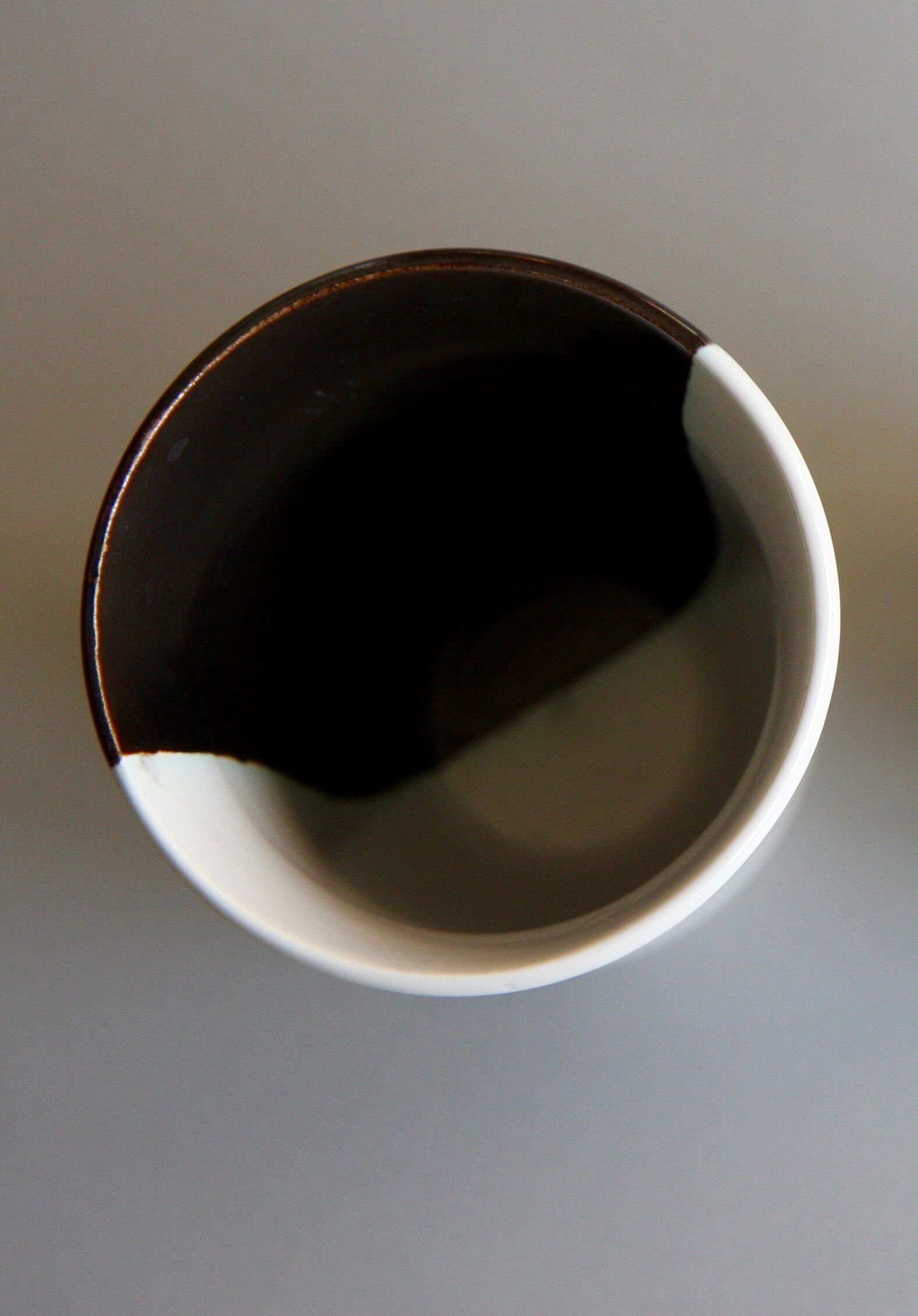 Two-tone porcelain vase, metallic black and white