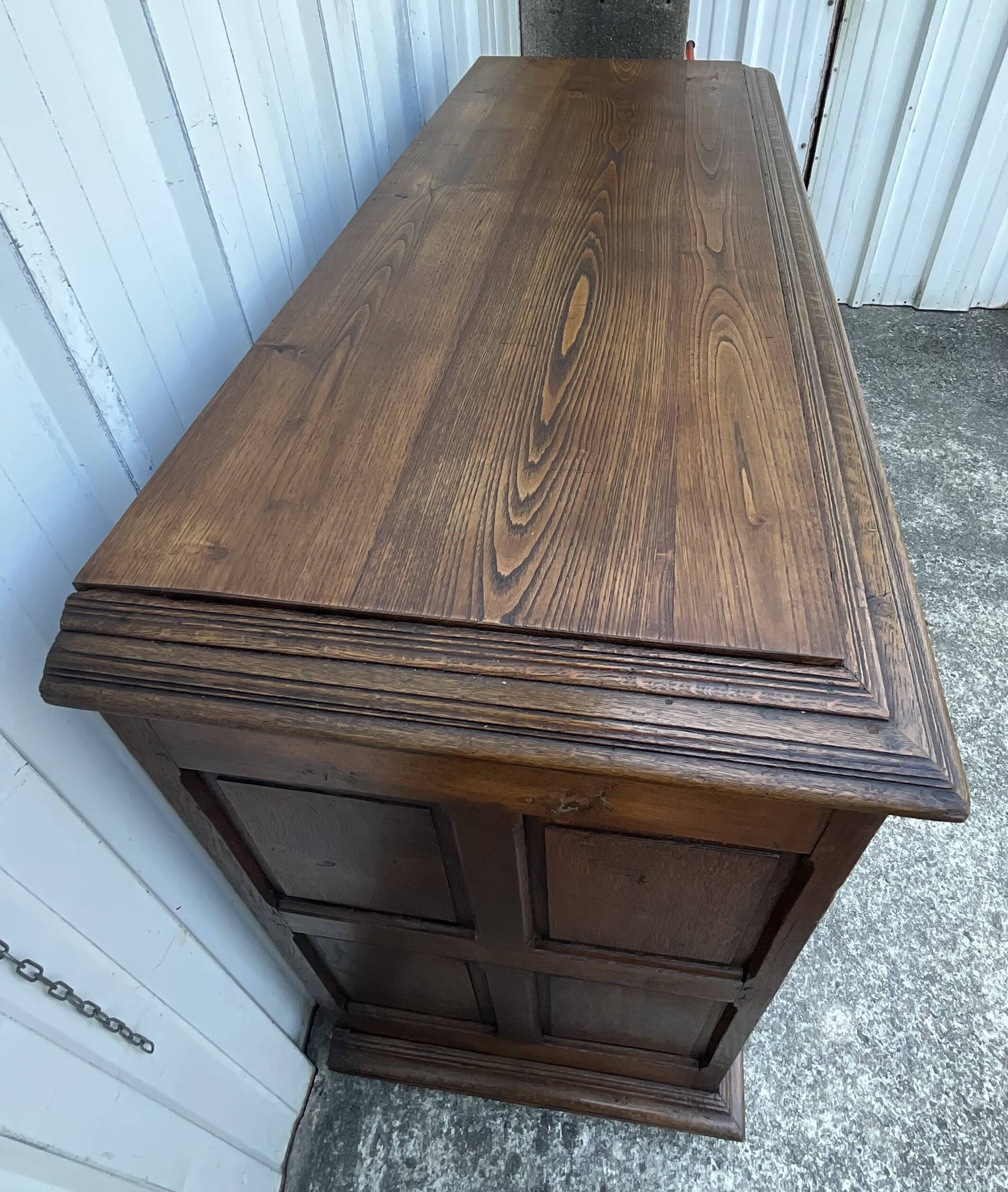 Country-style sideboard in solid oak – 18th century