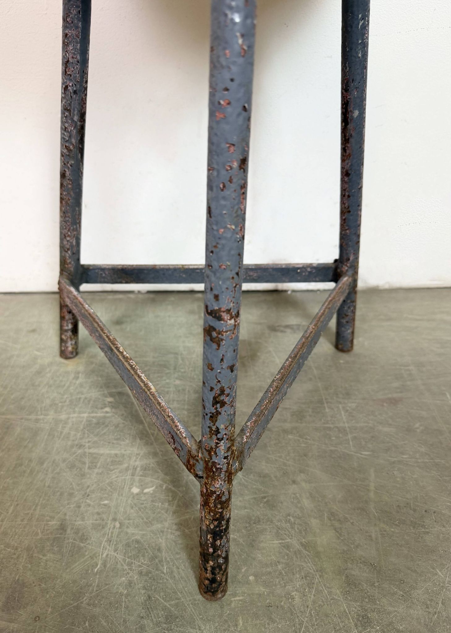 Tabouret d'atelier industriel gris, années 1960