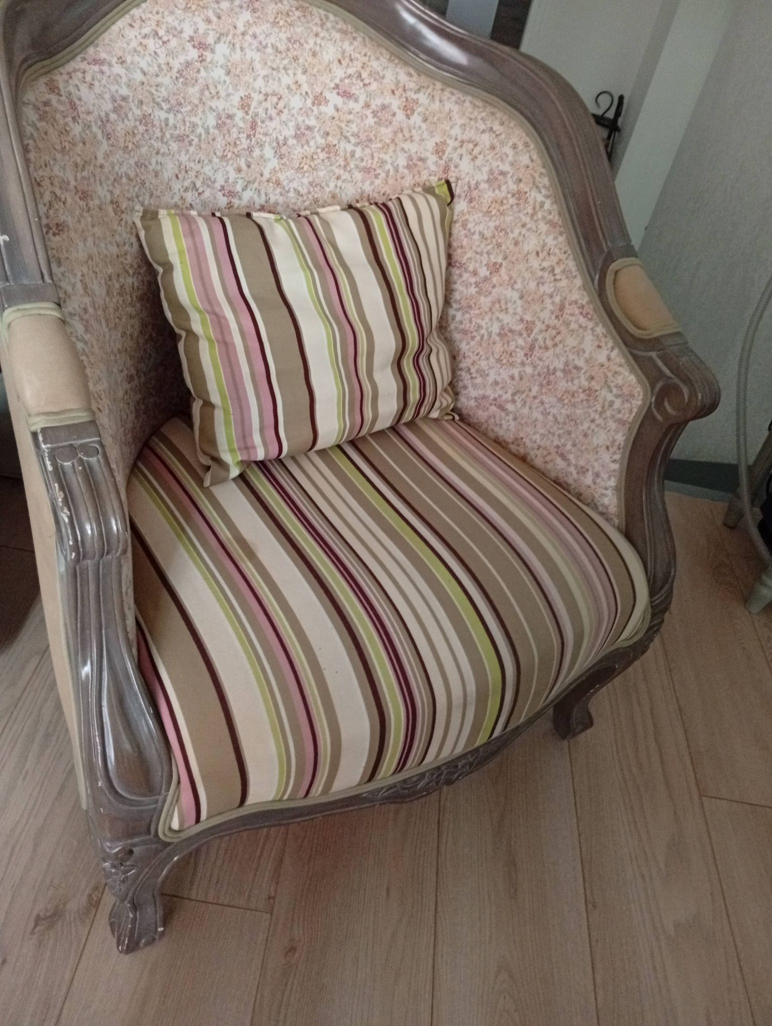 "Romantic" style armchair