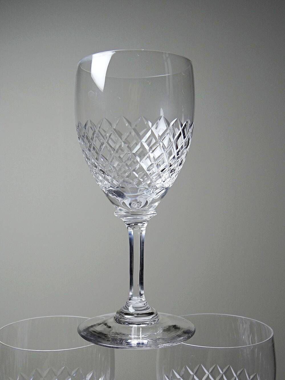Set of three fine crystal port or aperitif glasses, Saint-Louis style.