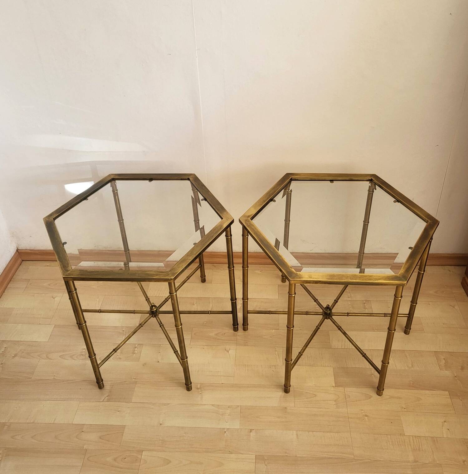 Paire de tables basses en faux bambou dans le goût de Bagues ca.1960.