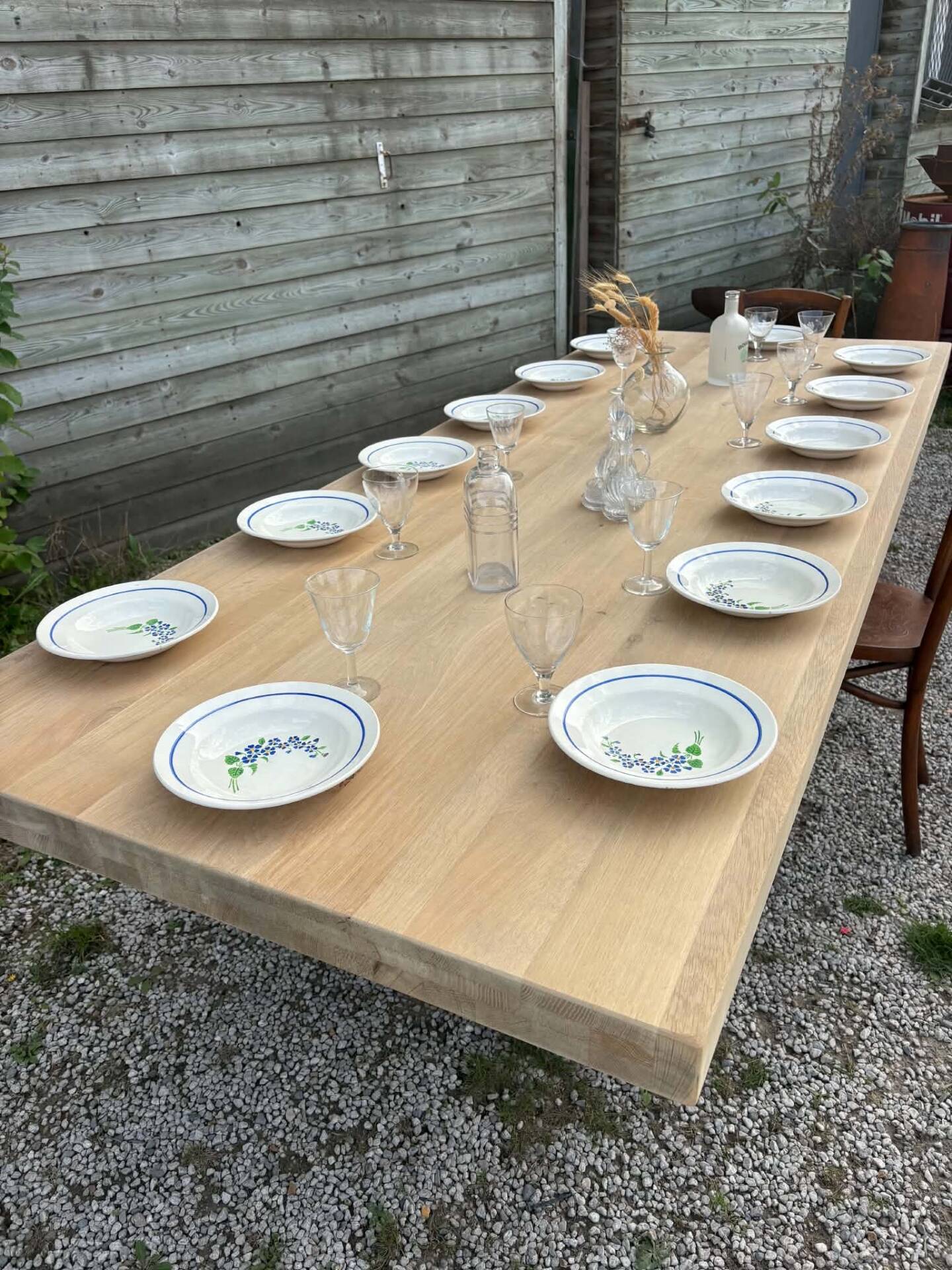 Grande table en bois brut ( 12 personnes )