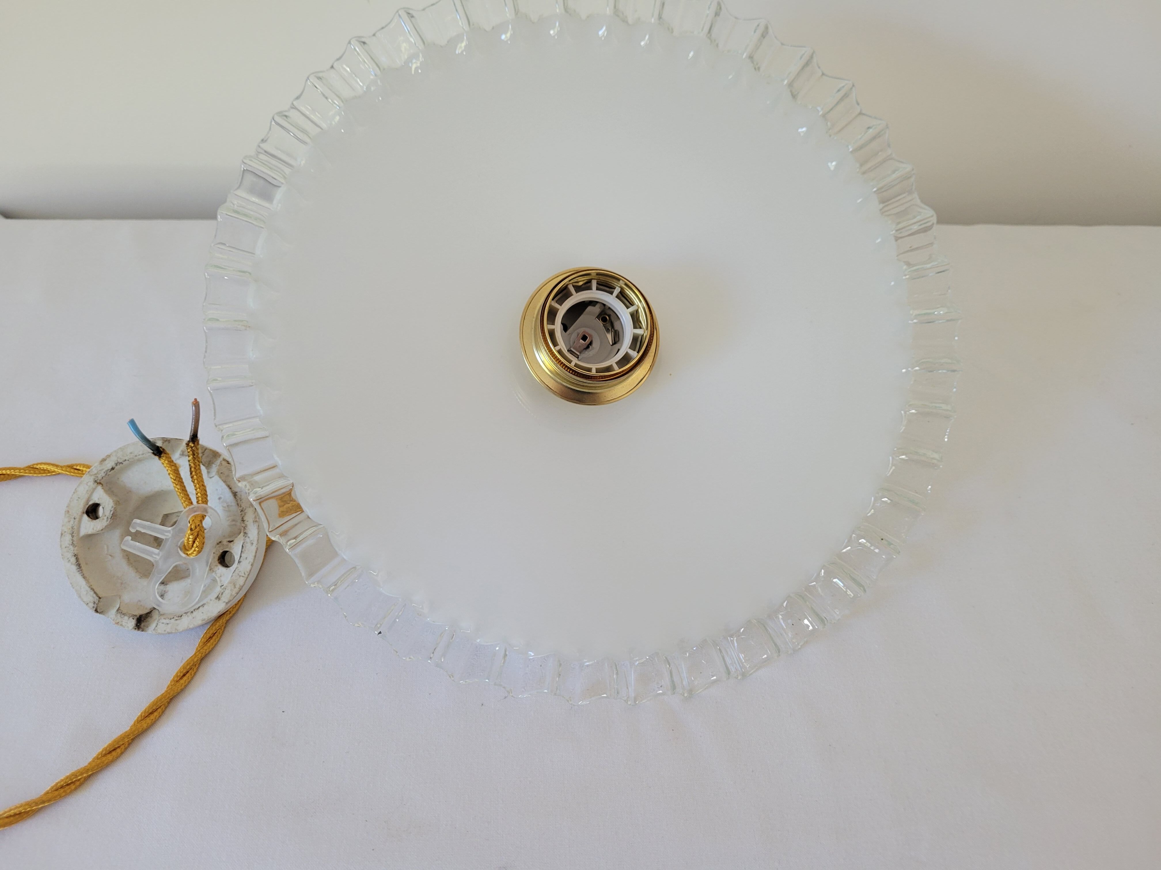 Serrated opaline suspension