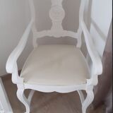 Joli fauteuil ancien restauré en bois peint blanc avec assise couleur ivoire