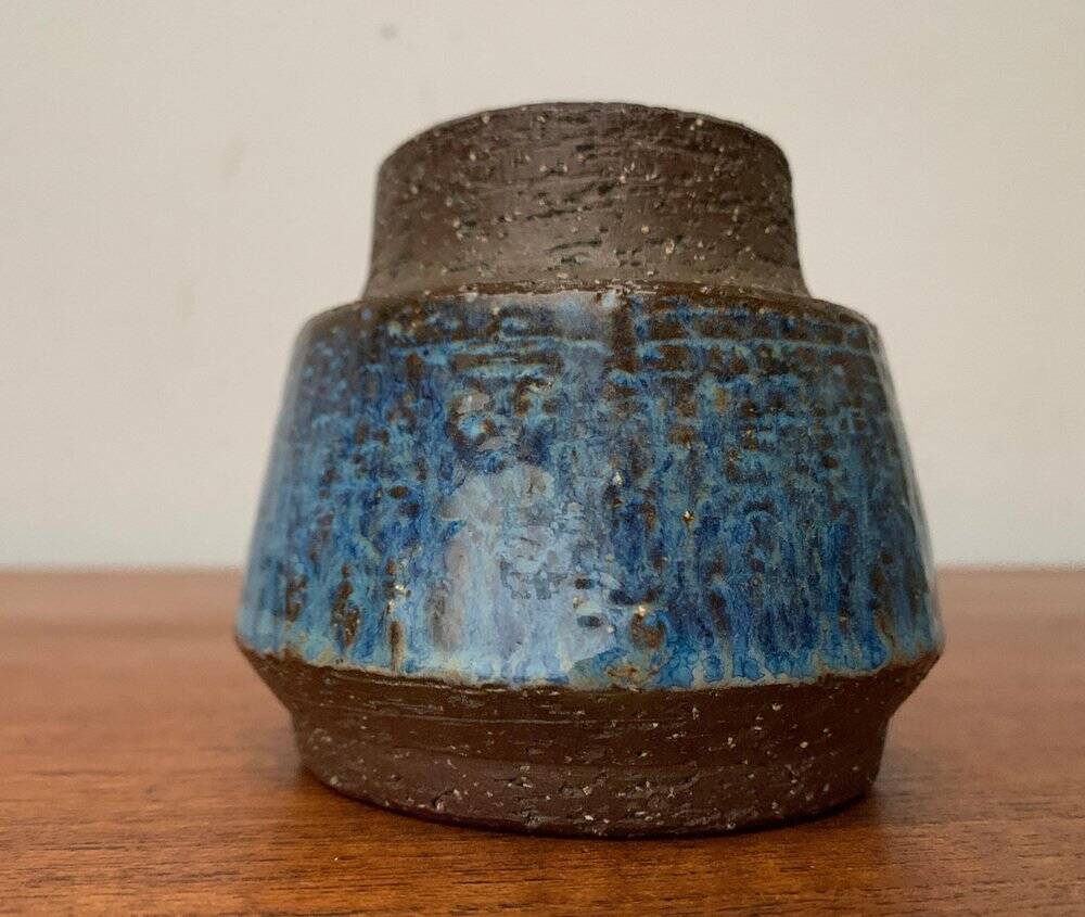 Minimalist studio pottery vase from mid-century Danish artist Michael Andersen, Bornholm, 1960s.