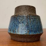 Minimalist studio pottery vase from mid-century Danish artist Michael Andersen, Bornholm, 1960s.