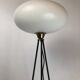 Lampadaire Stilnovo laque et triplex opaline des années 50