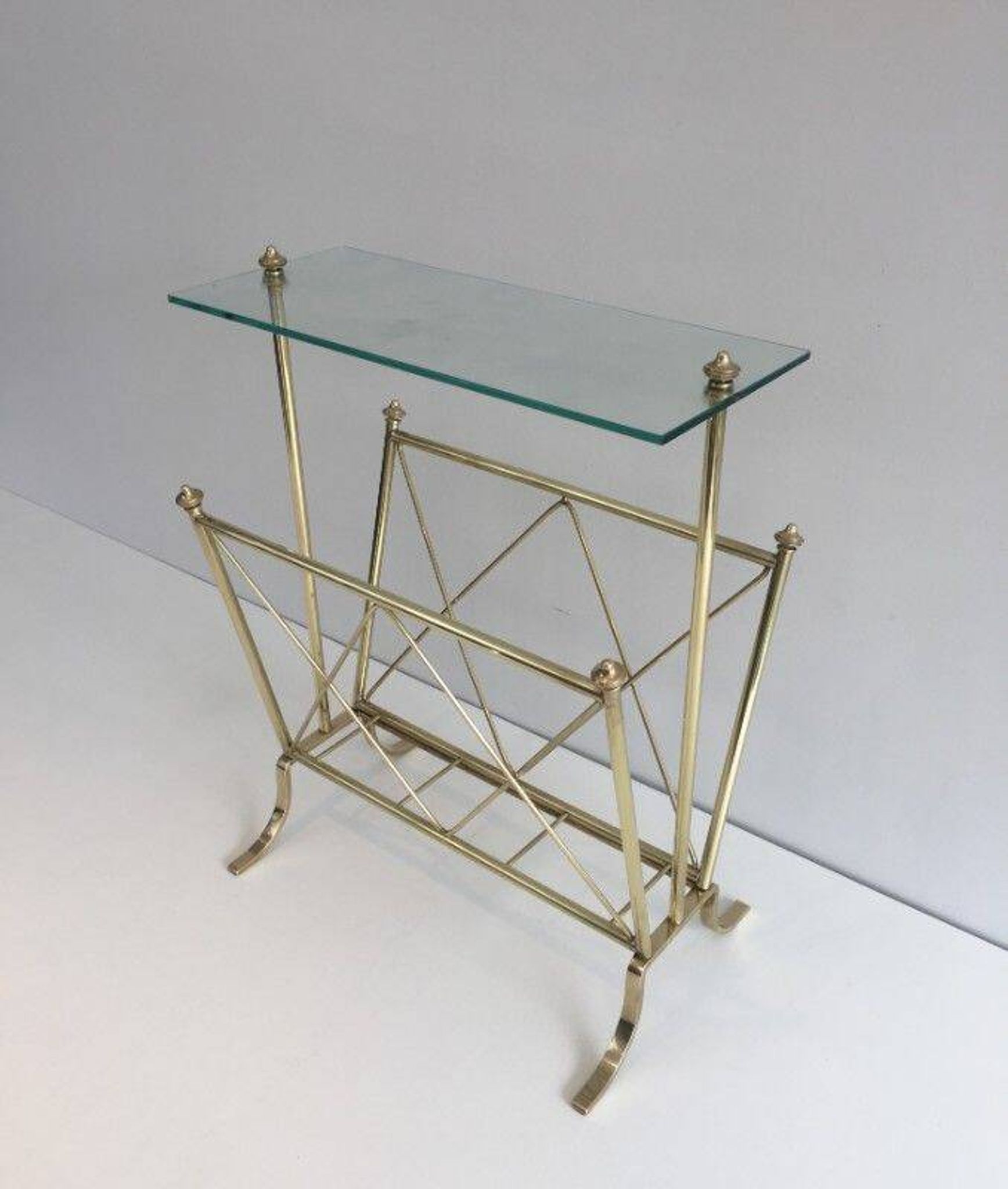 Porte-revues de style néoclassique en laiton et tablette en verre de la Maison Jansen
