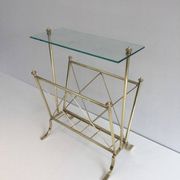 Porte-revues de style néoclassique en laiton et tablette en verre de la Maison Jansen