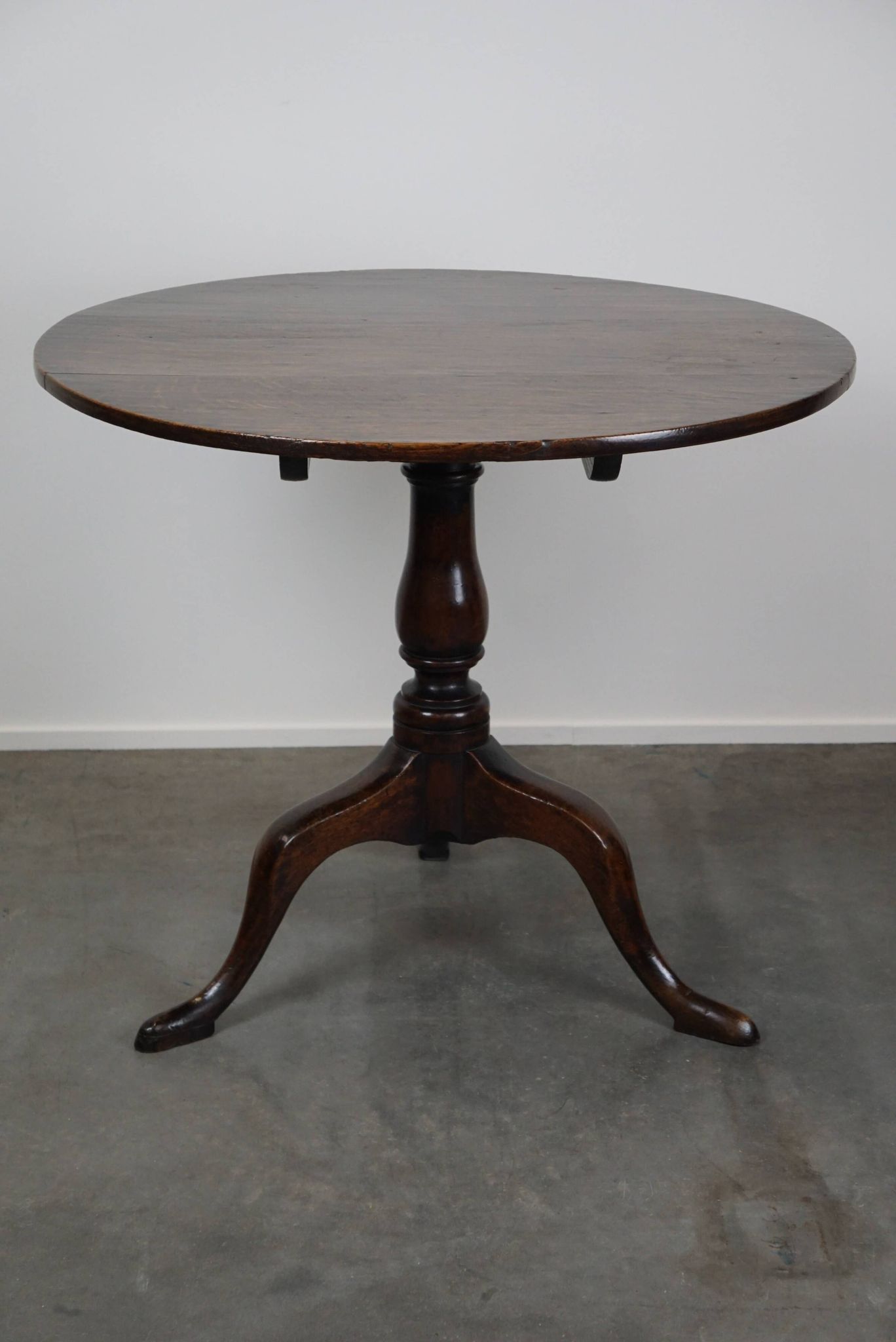 Round antique English oak tilt-top table with wonderful colors