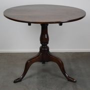 Round antique English oak tilt-top table with wonderful colors