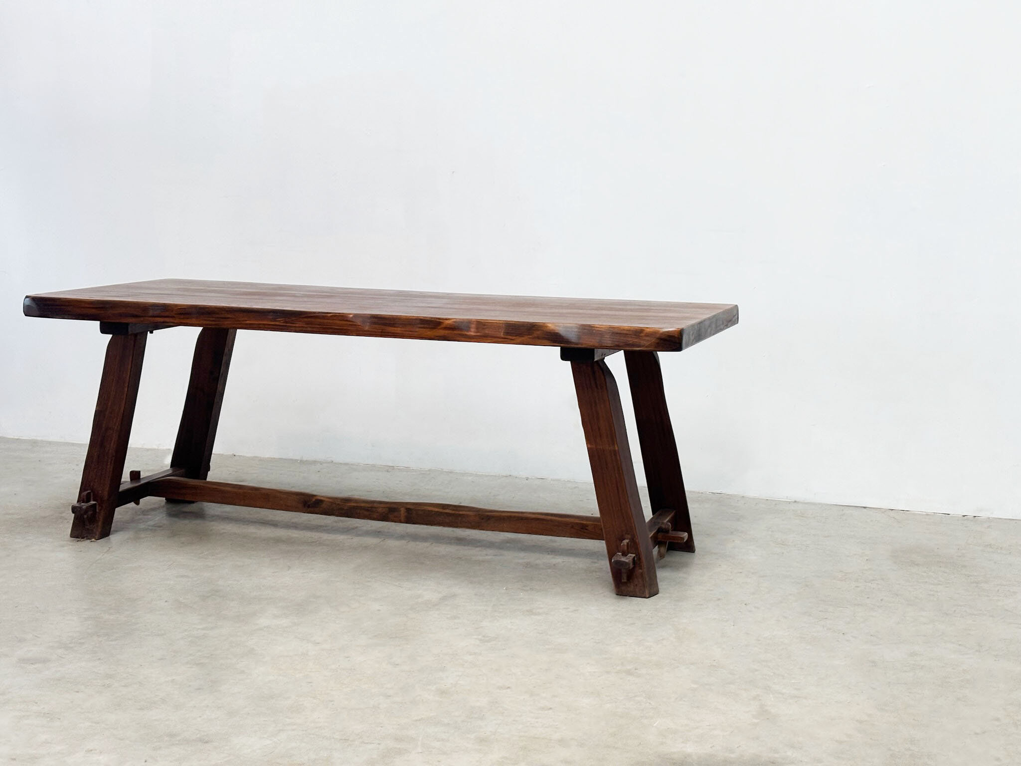 Dining table by Aranjou