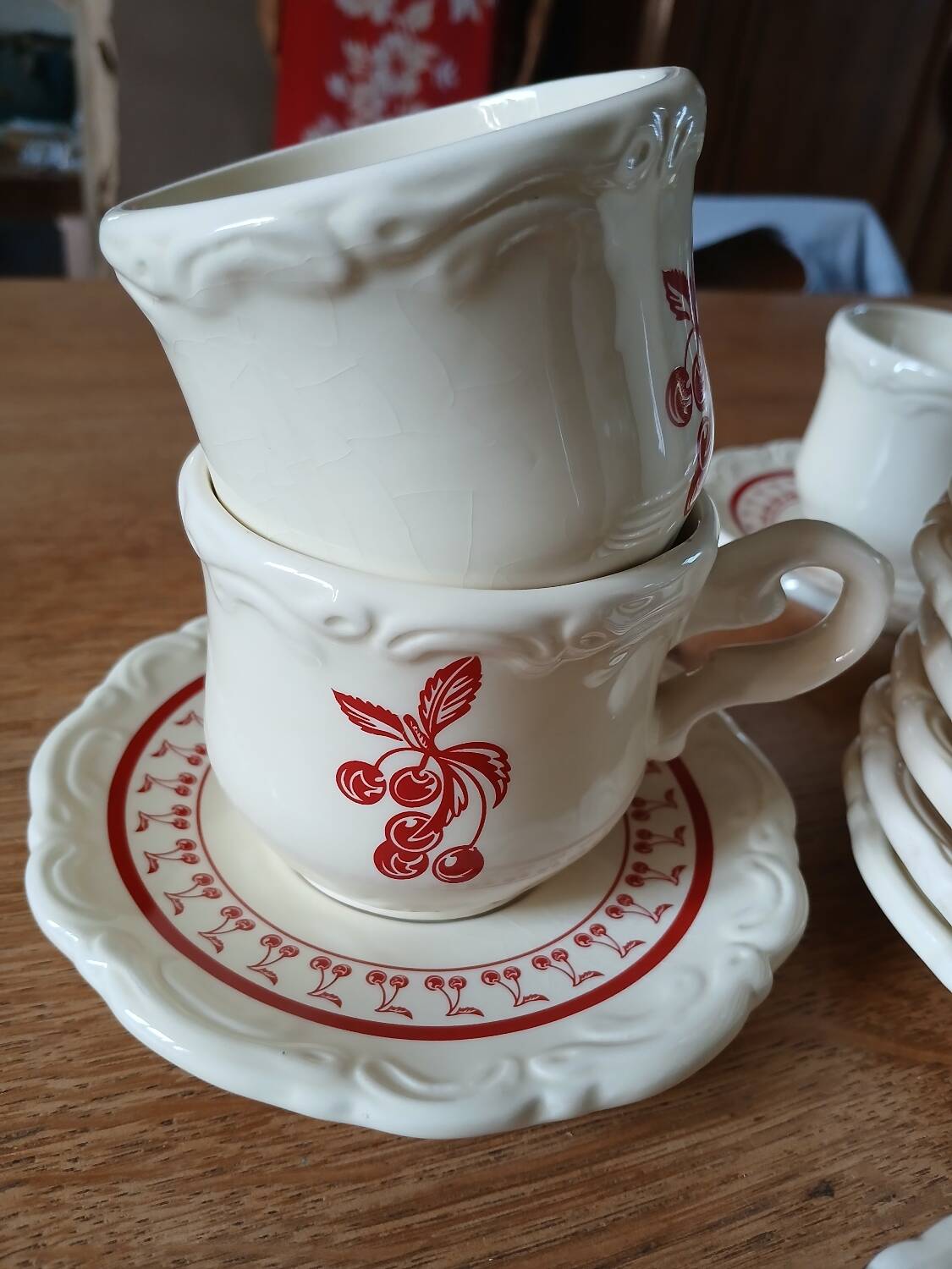 10 tasses et soucoupes "Le grenier de Louise "