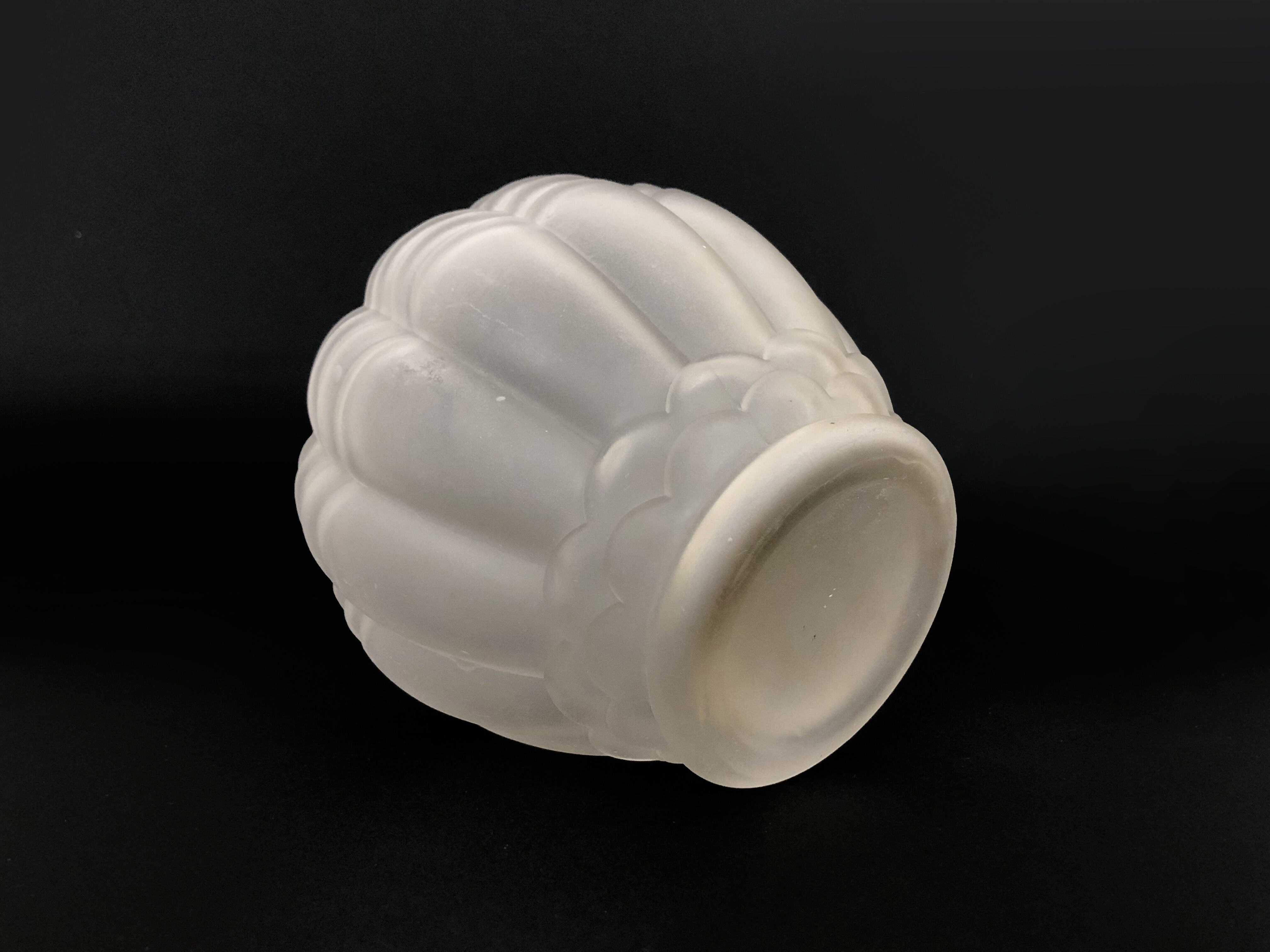 Art Deco vase in frosted glass. Art Deco era. Made in France