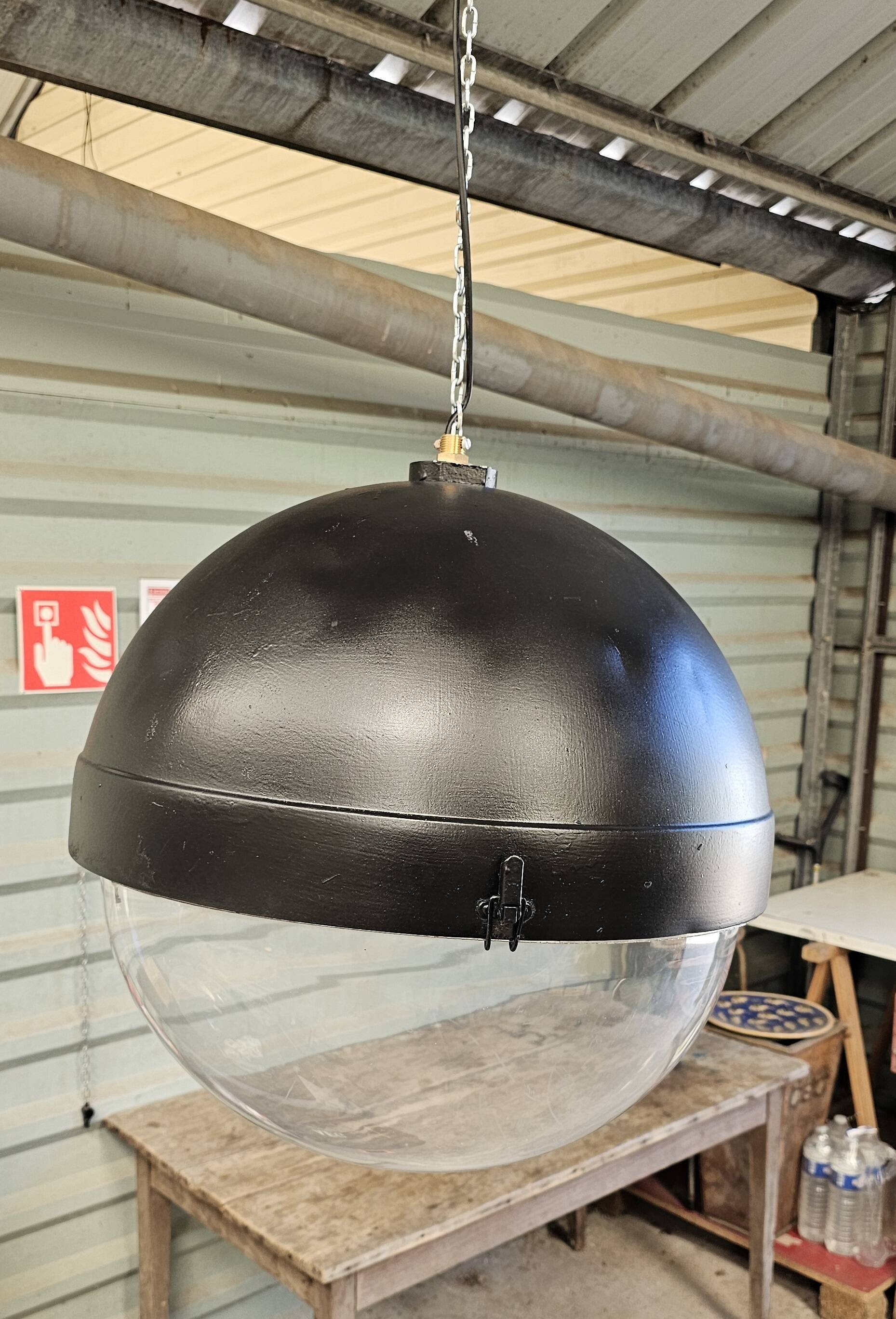 Old lantern - public lighting suspension of the city of Paris