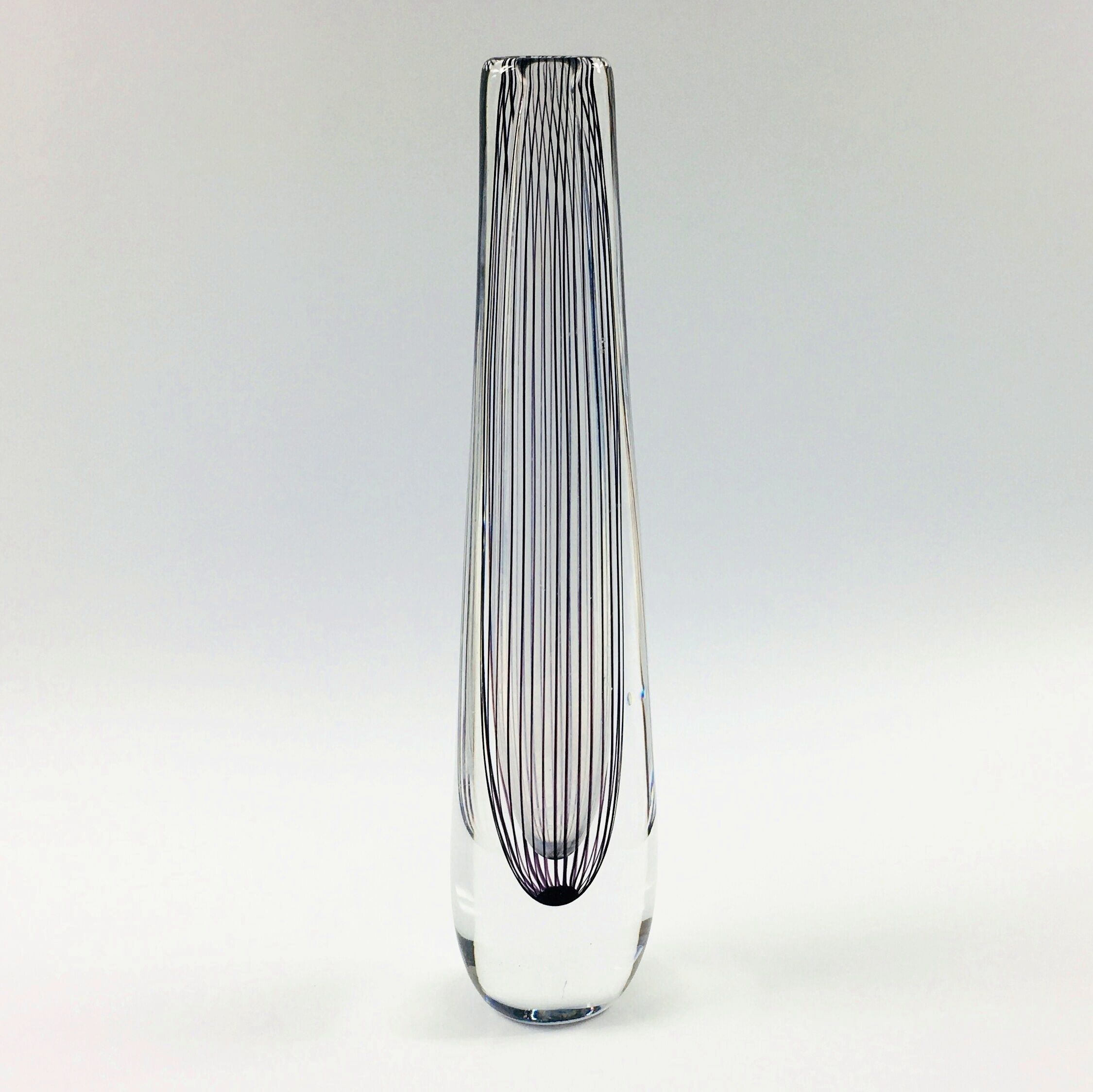 Vase scandinave en verre rayé du milieu du siècle par Vicke Lindstrand pour Kosta Suède années 1950