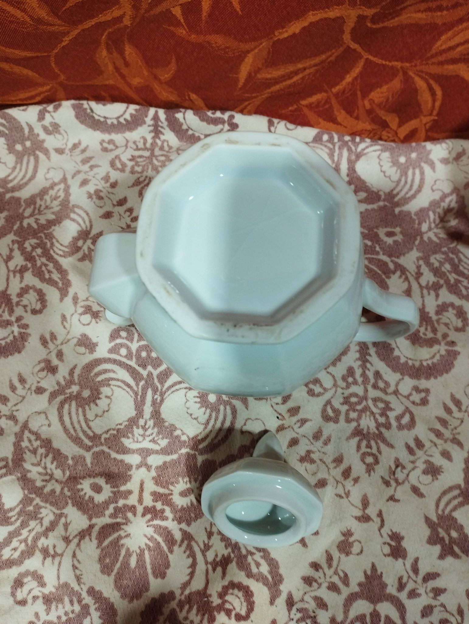 ancienne  cafetière en faïence blanche et liseré rouge