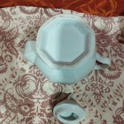 ancienne  cafetière en faïence blanche et liseré rouge