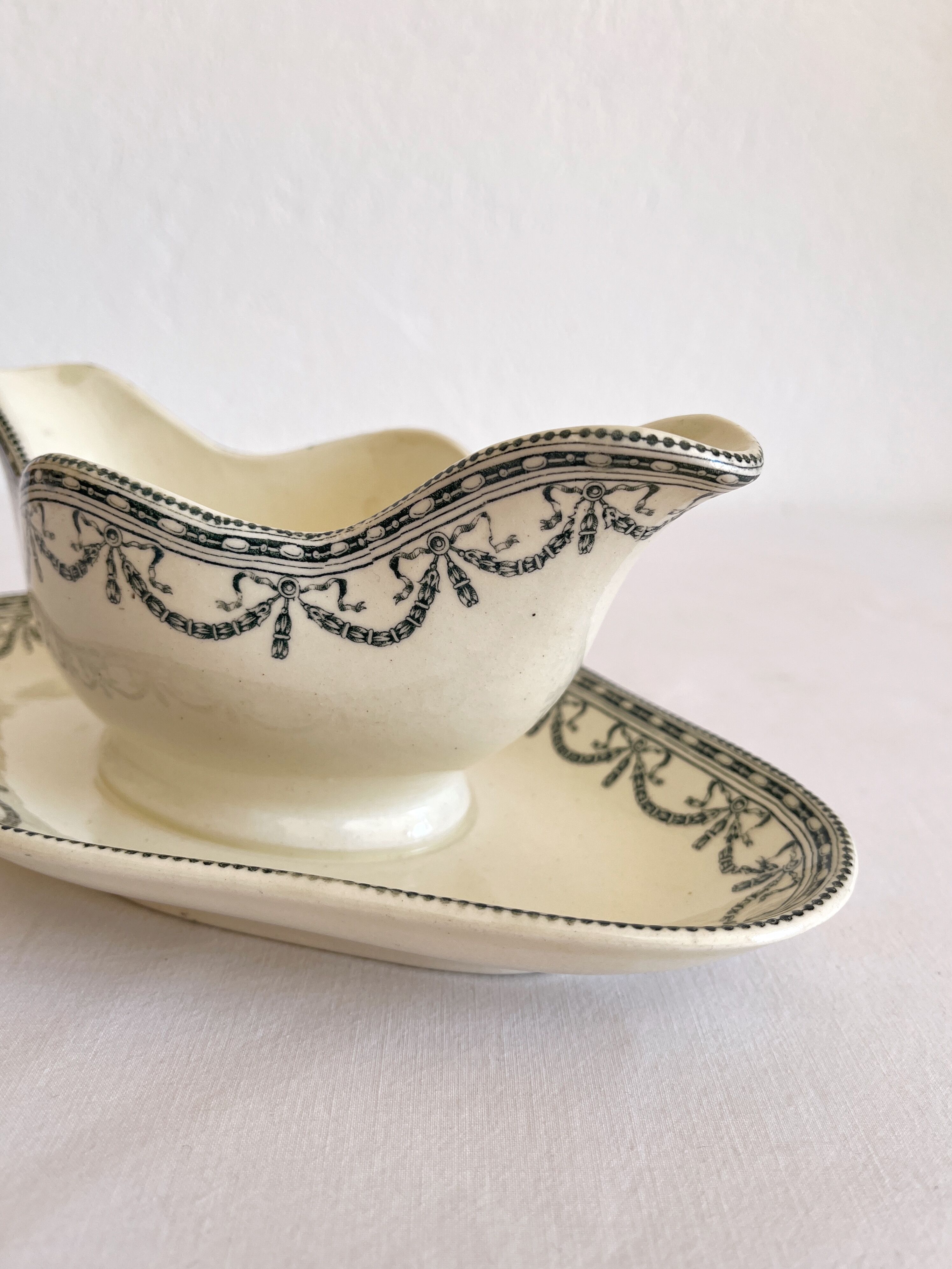 Iron earth saucière "Garlands Louis XVI" Salins