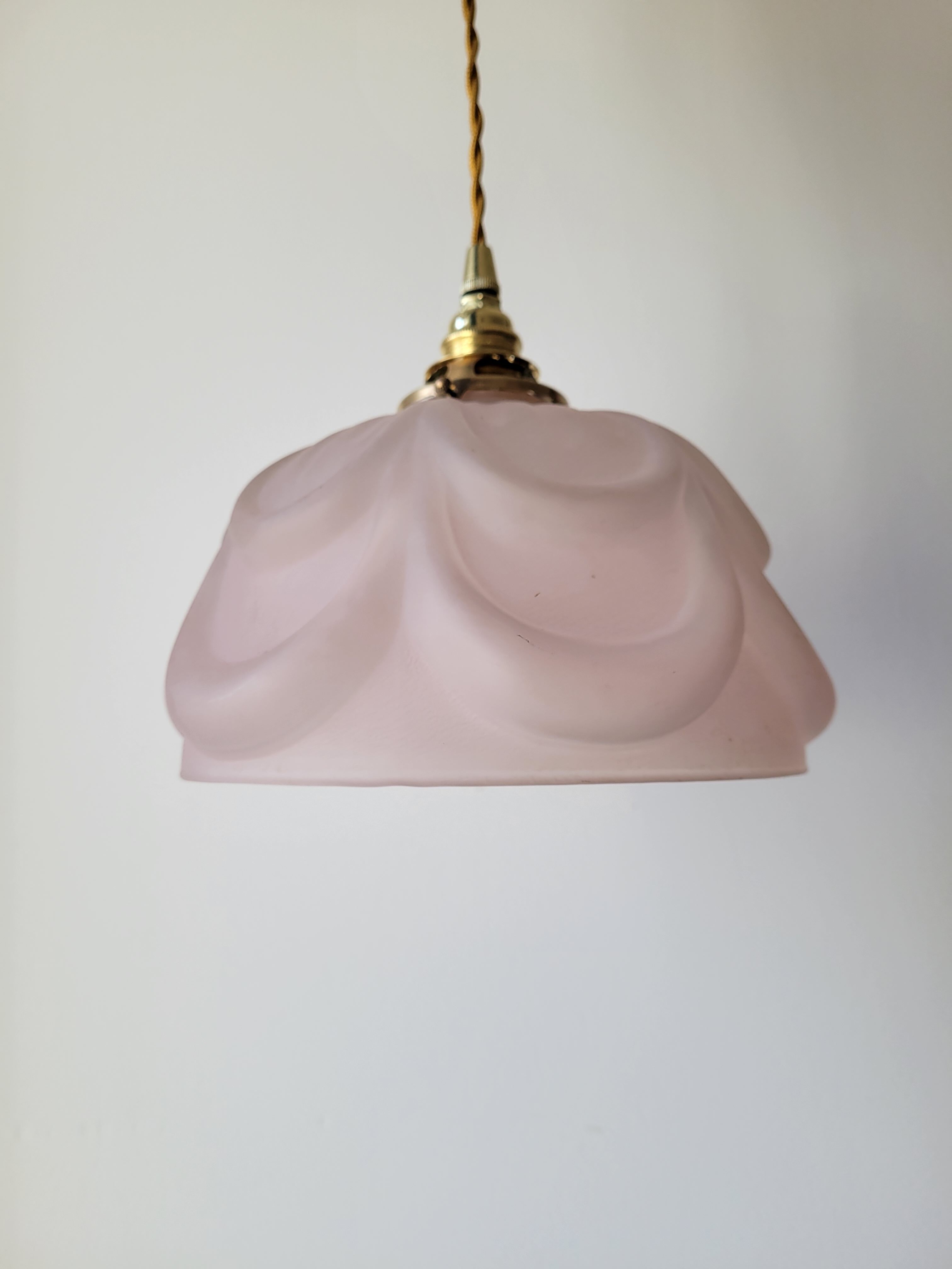 Suspension en verre moulé rose