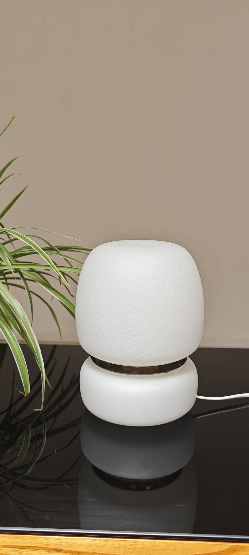 Lampe a poser tchèque en opaline blanche et laiton 1960