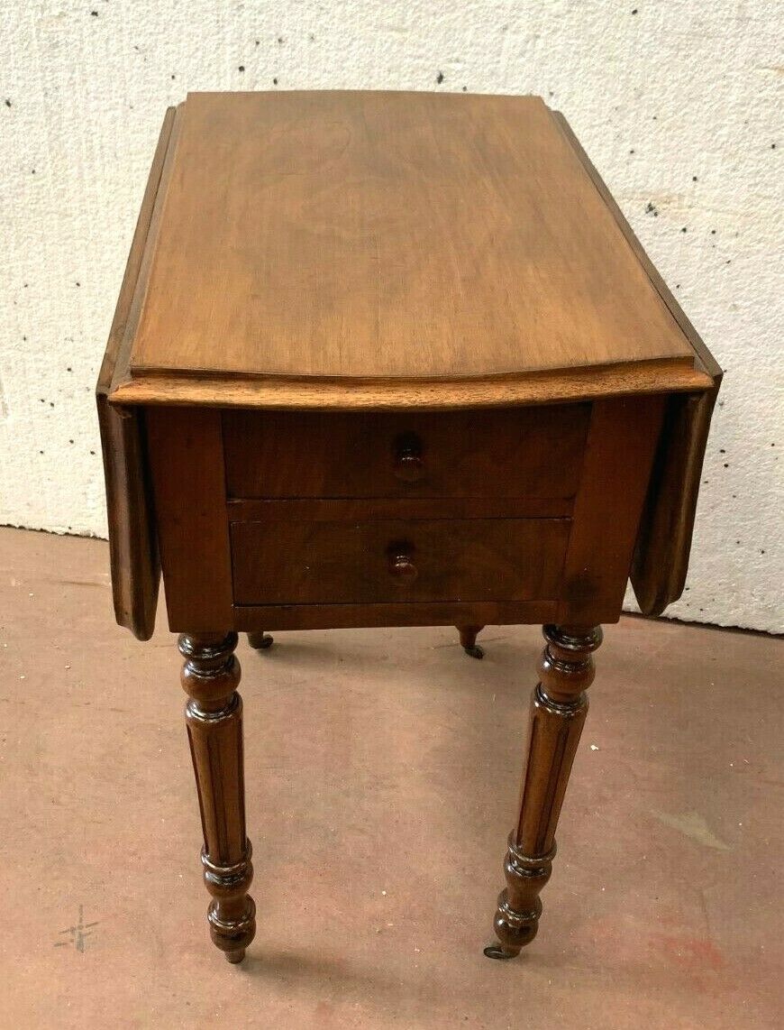 Table de chevet a battant en noyer XX siècle