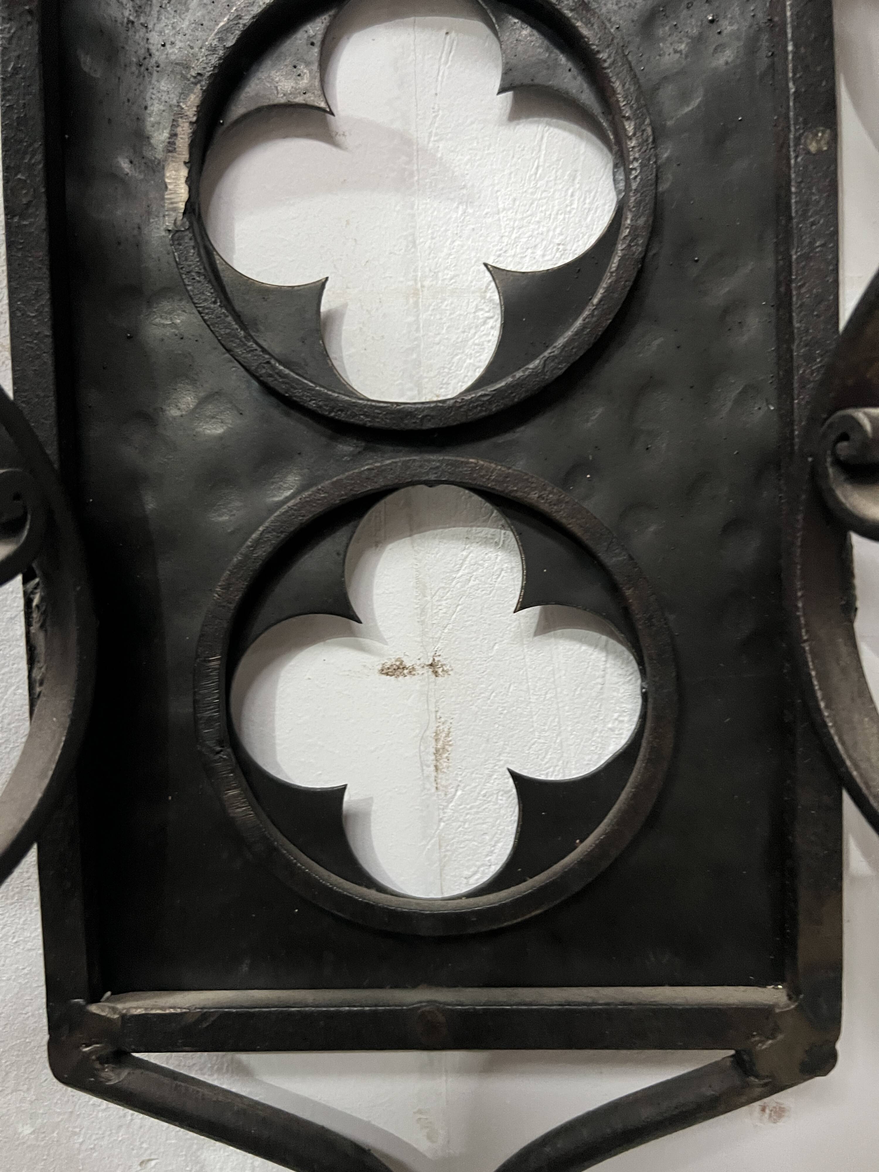 Suite de trois appliques de style renaissance en fer forgé XX siècle