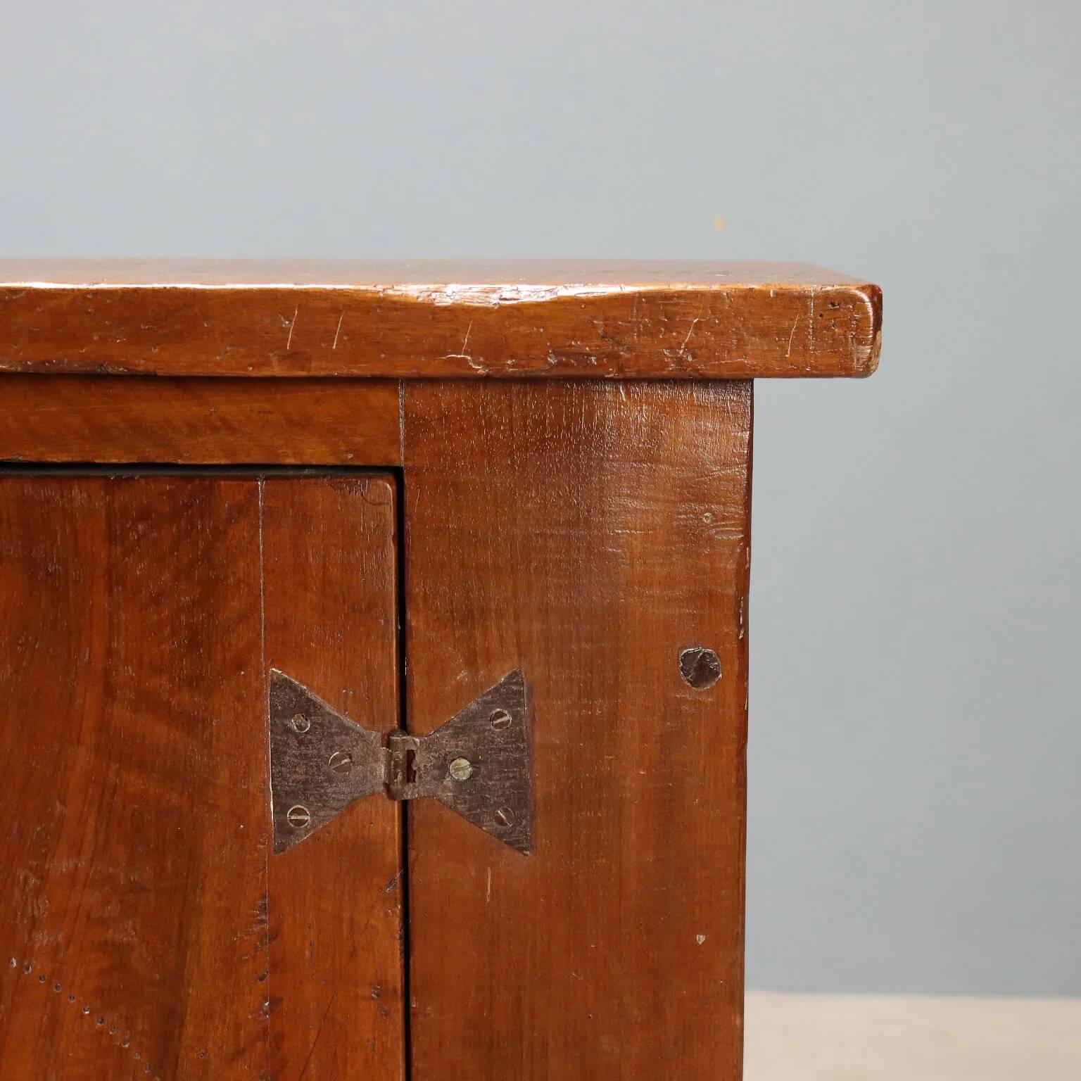 Walnut credenza with floral engraving - Italy 19th century