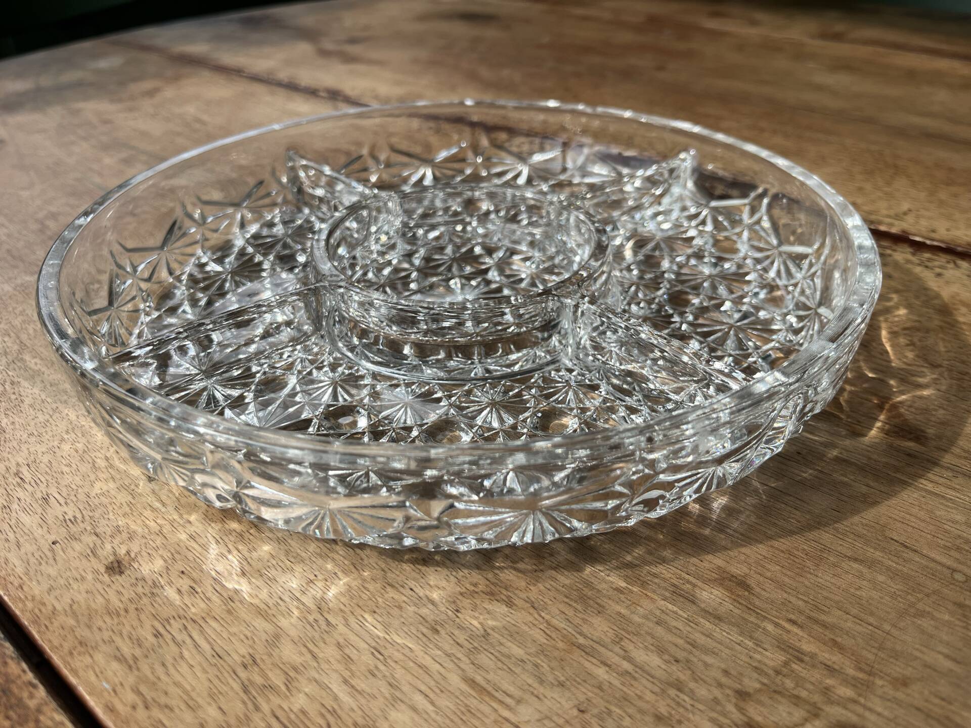 Plat en verre pressé
