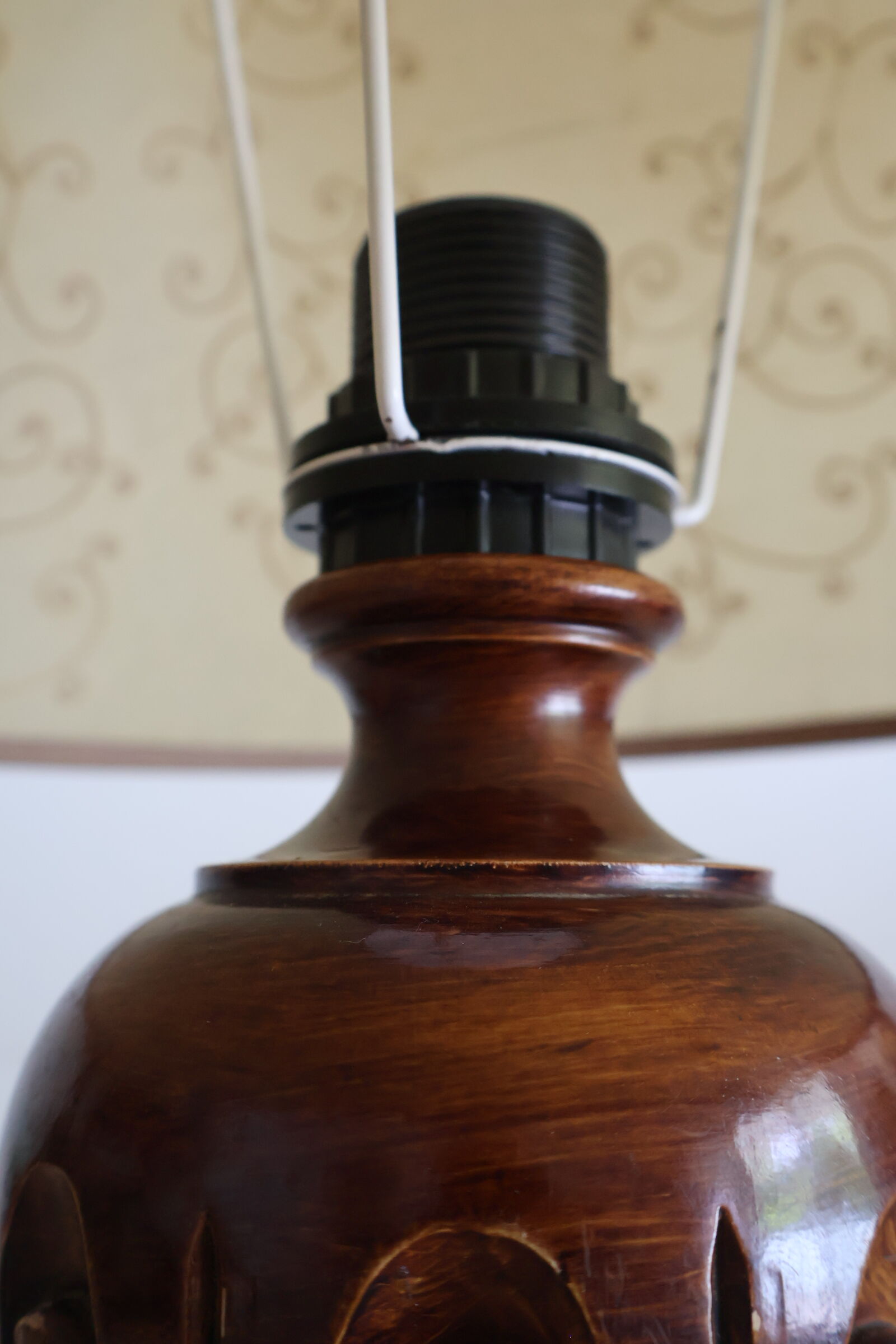 Vintage table lamp in turned wood and fabric lampshade