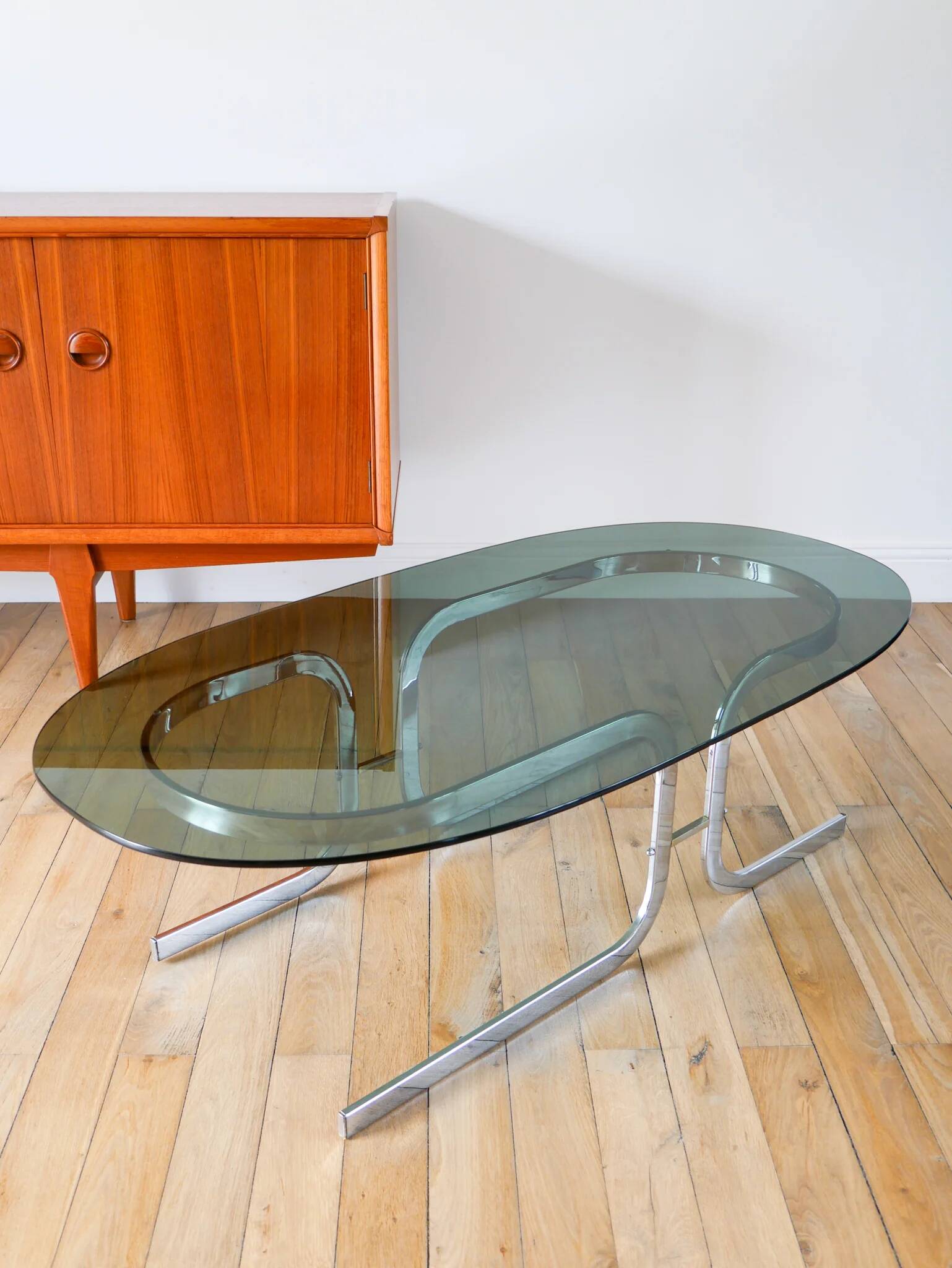 Oval coffee table in smoked glass and chrome, original double S design base, 1970.