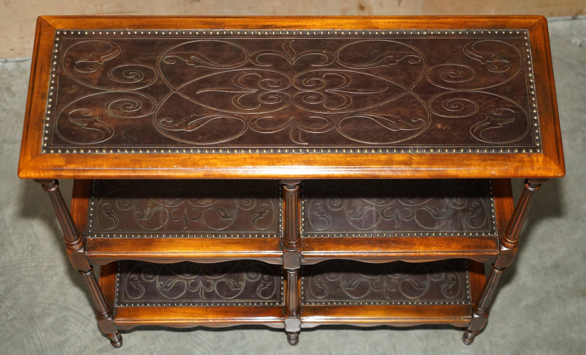 Étagère bibliothèque Theodore Alexander bois massif cuir embossé