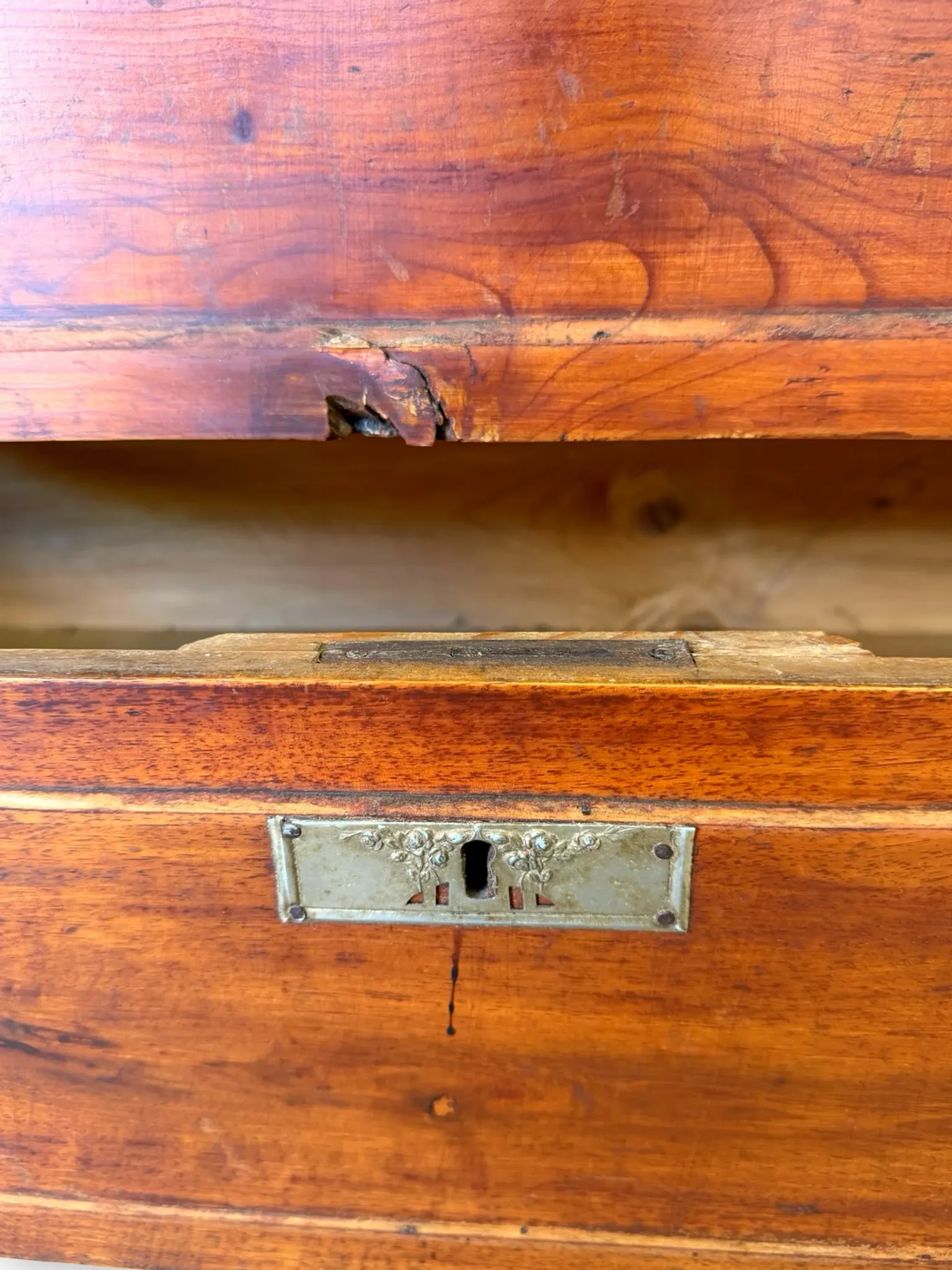Antique Italian walnut chest of drawers dating to the late 19th centur