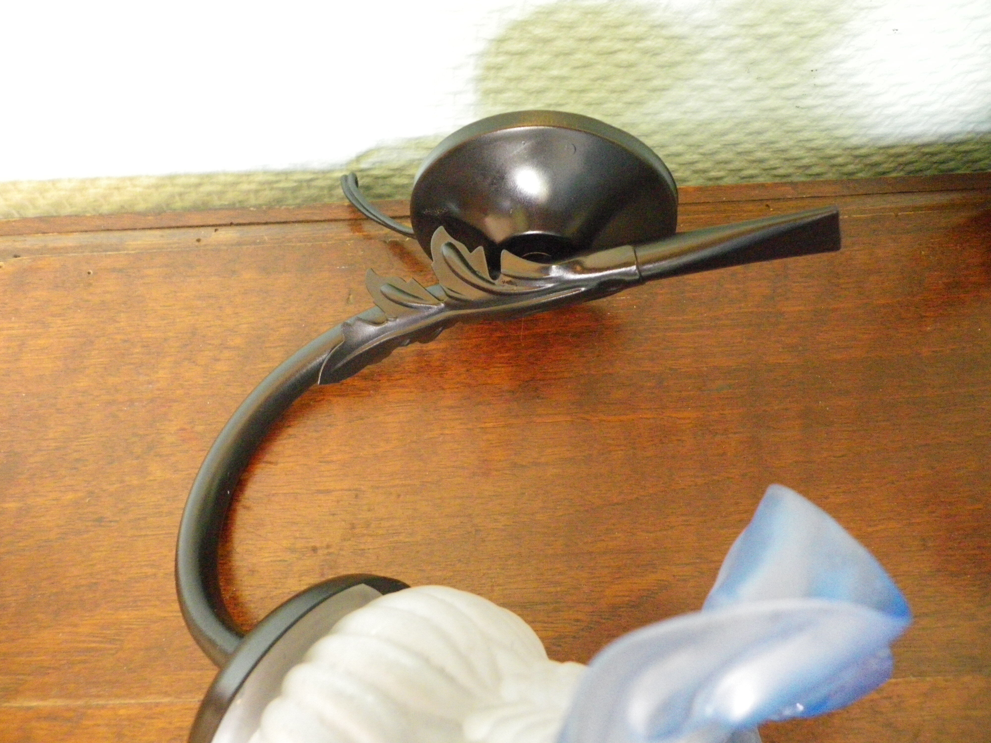 Wall sconces with opalines in the shape of corollas and black metal support