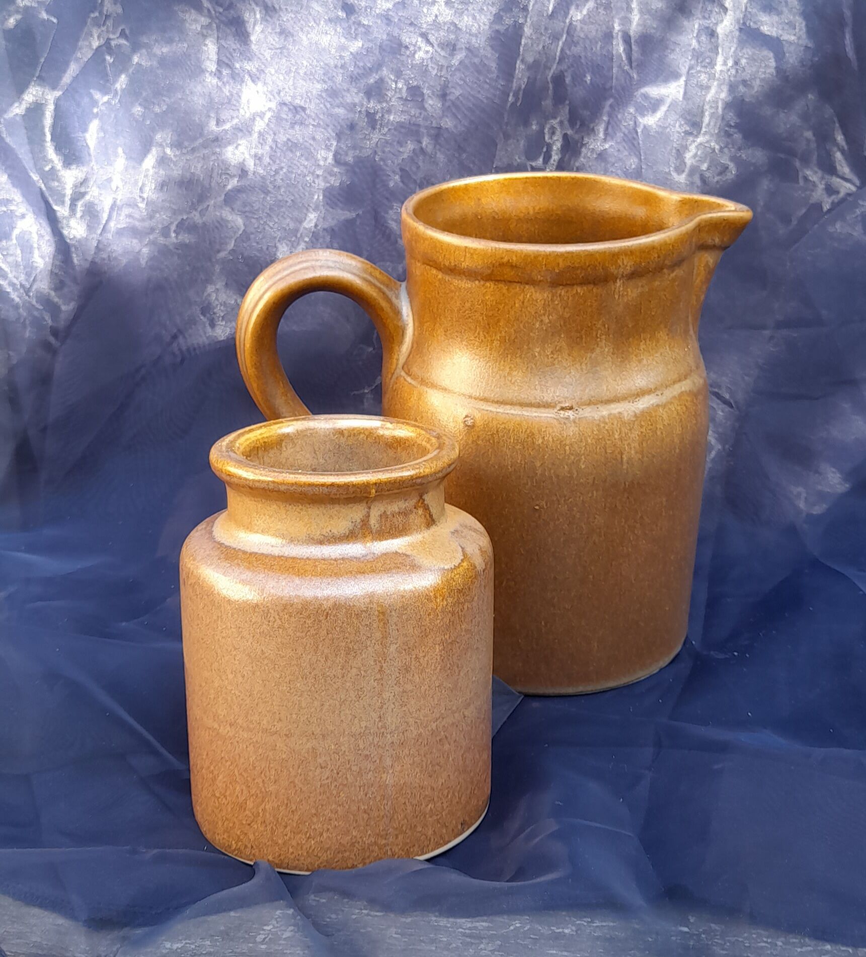 Duo de pots pichets en grès marron irisés, estampillé Digoin