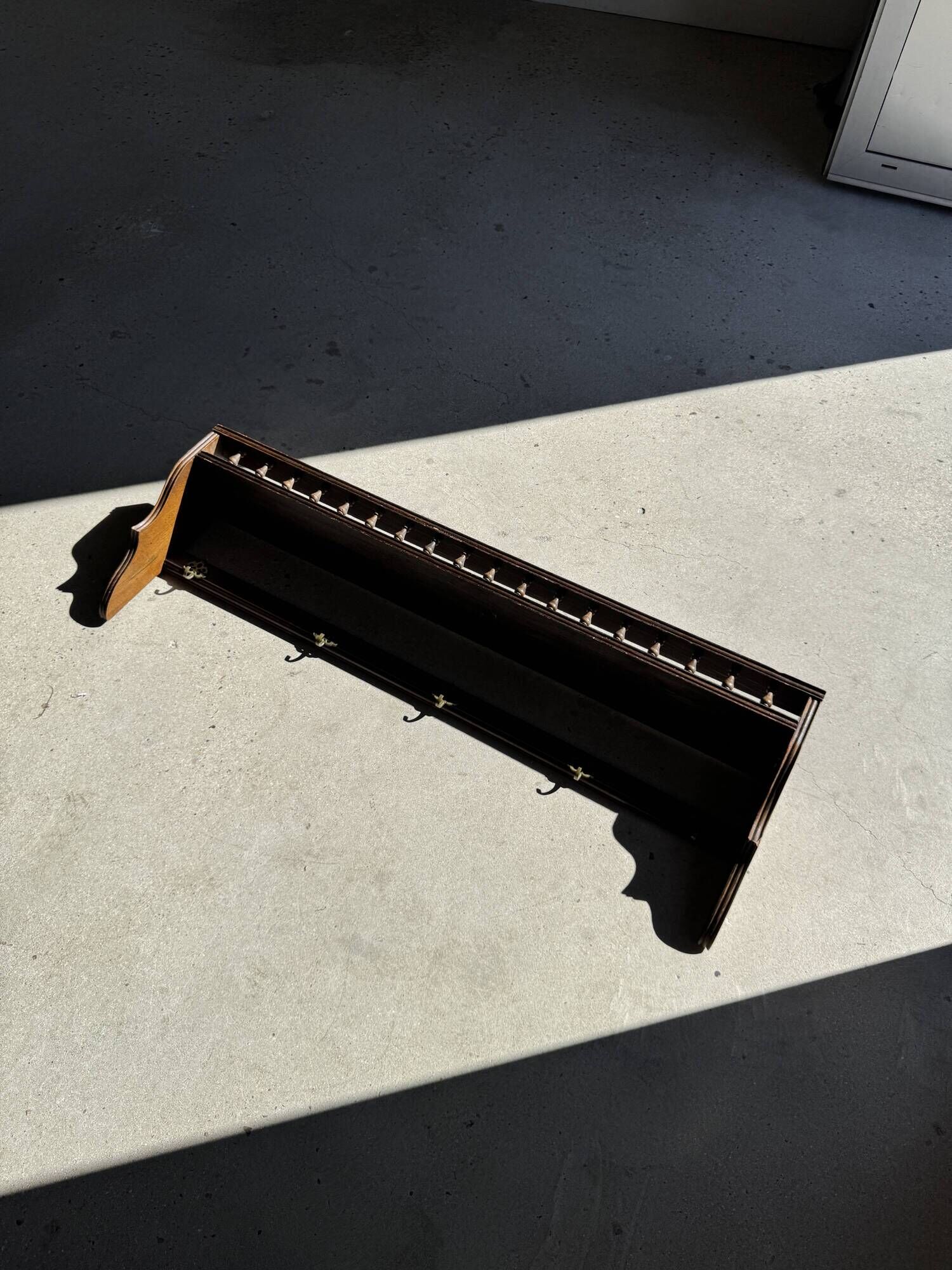 Antique wooden wall shelf with a turned gallery and 5 hooks L120 H40 D18