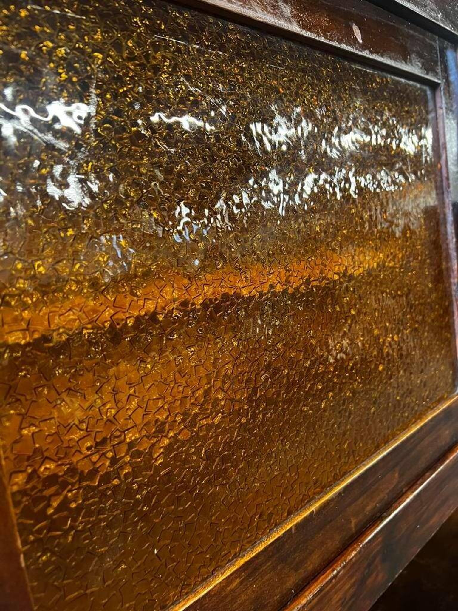 Vitrine vintage en bois avec verre jaune