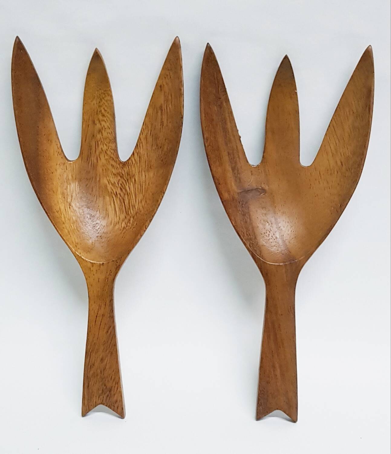Couverts à sculpté salades à la main du milieu du siècle