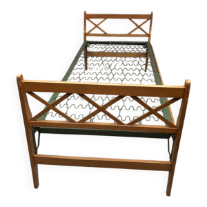 lit de pensionnat des