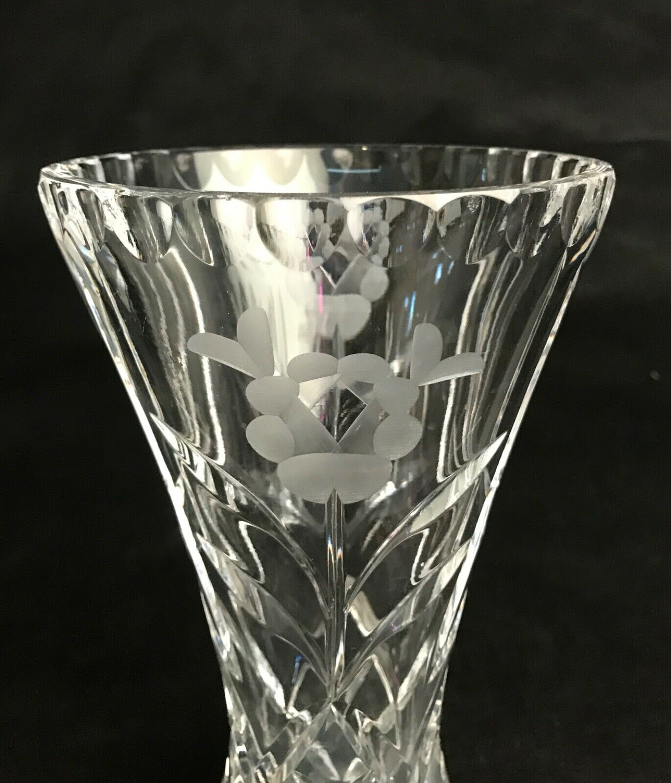 Crystal vase chiseled flower with frosted petals