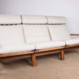 Large Danish Sofa in solid oak and fabric, model GE375 by Hans Wegner for Getama 1960.