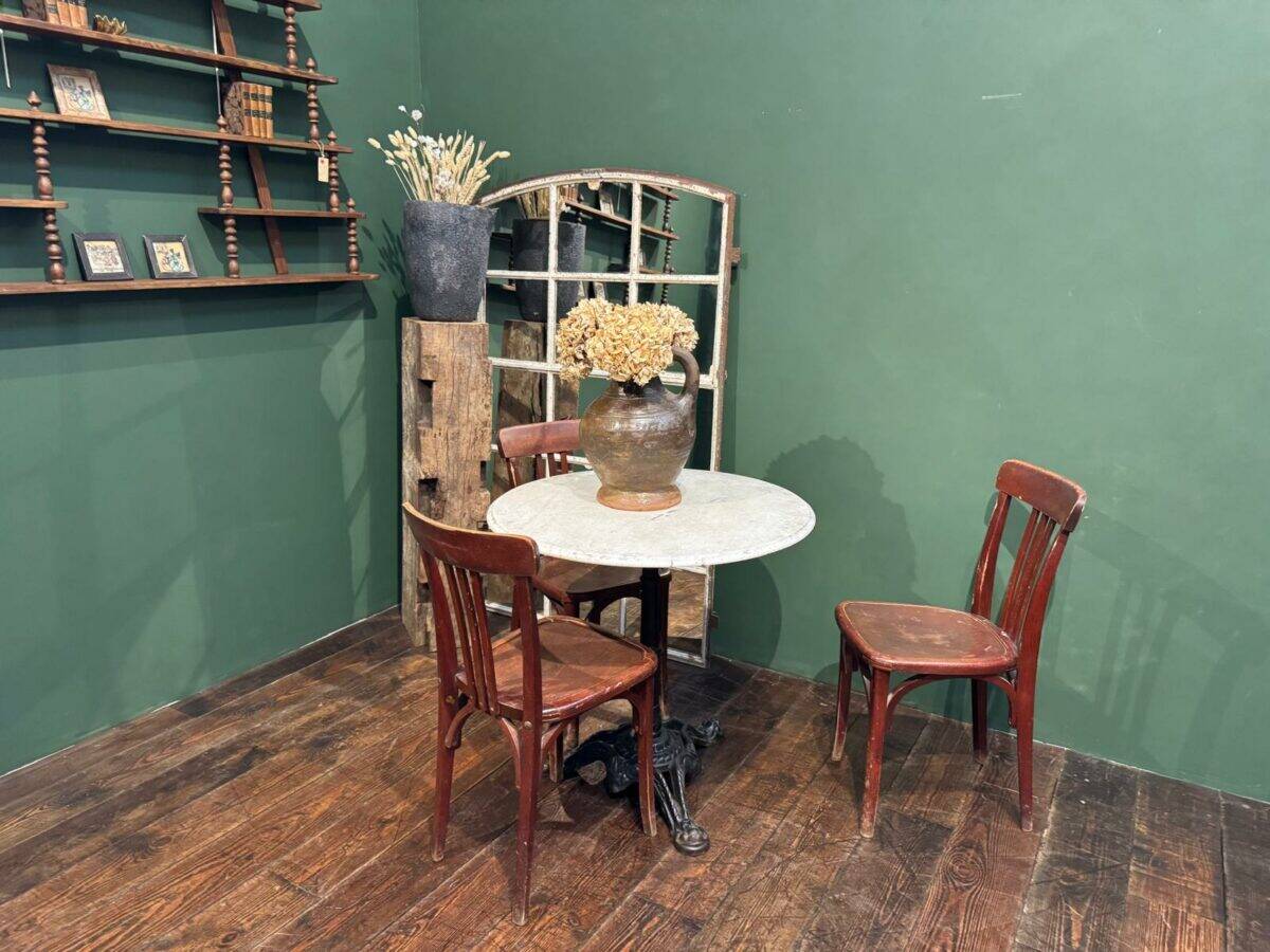 Round garden table